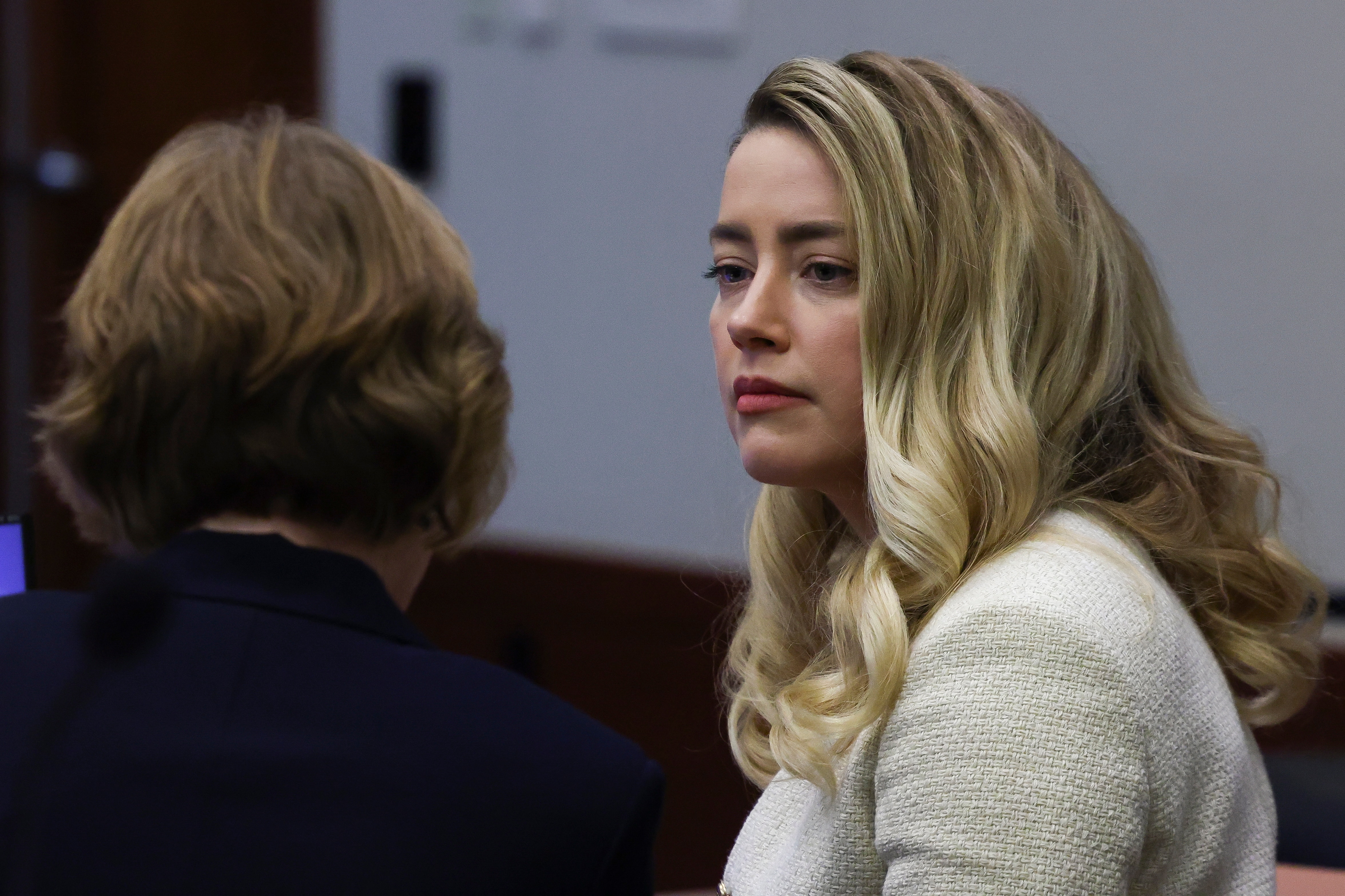 Johnny Depp e Amber Heard trazem advogados ao tribunal para enfim resolver  o caso - CinePOP