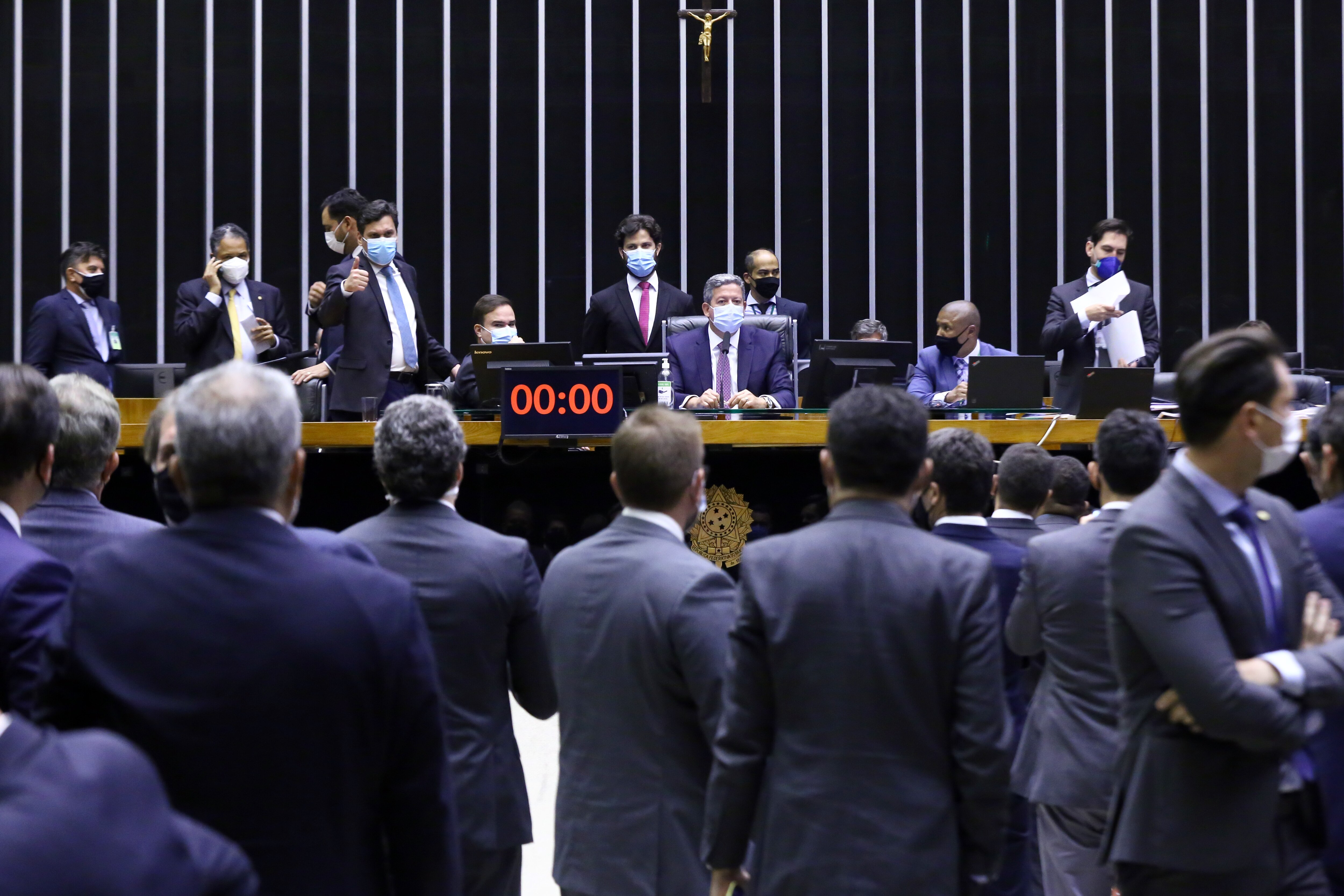 Bolsonaro 'disfarça', mas deve dobrar o valor do Fundo Eleitoral