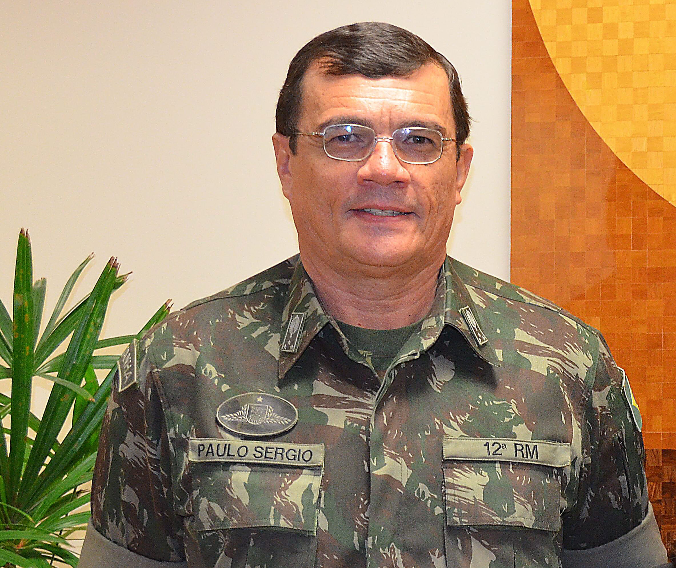 Comandante do Exército pede a militares cautela com redes sociais