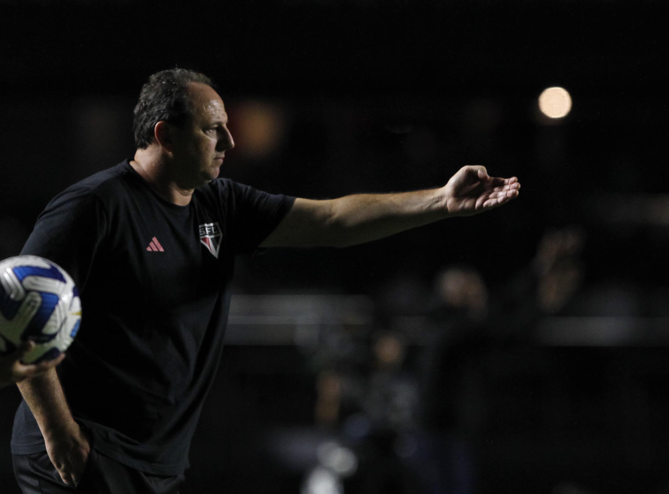 Rogério Ceni deixa o São Paulo após 18 meses e dois vice-campeonatos.