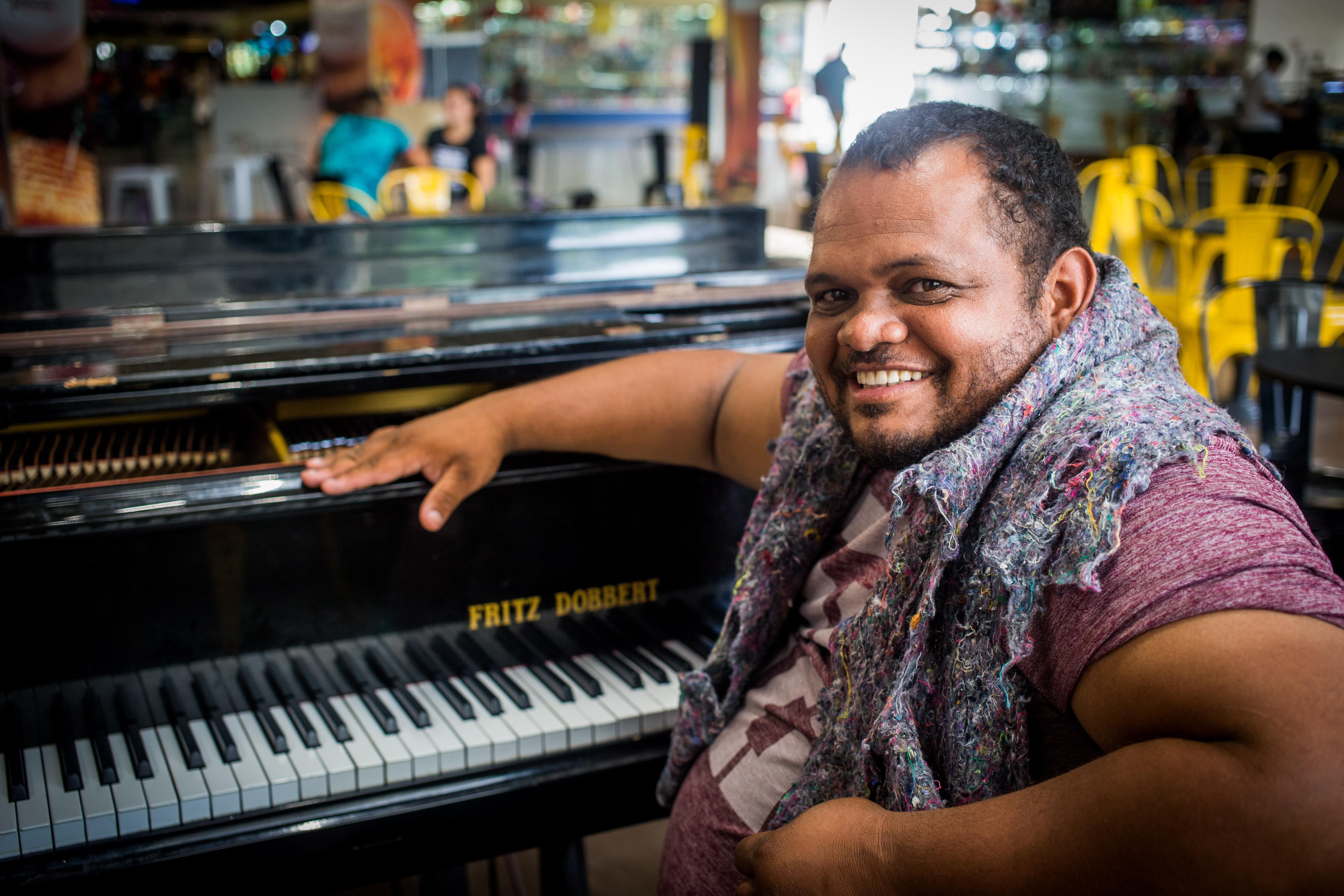 Pianista se apresenta em carreata que vai percorrer as ruas de