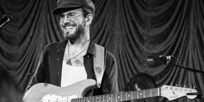 Theo Katzman funde música boa e cria “Be the Wheel” - Estadão