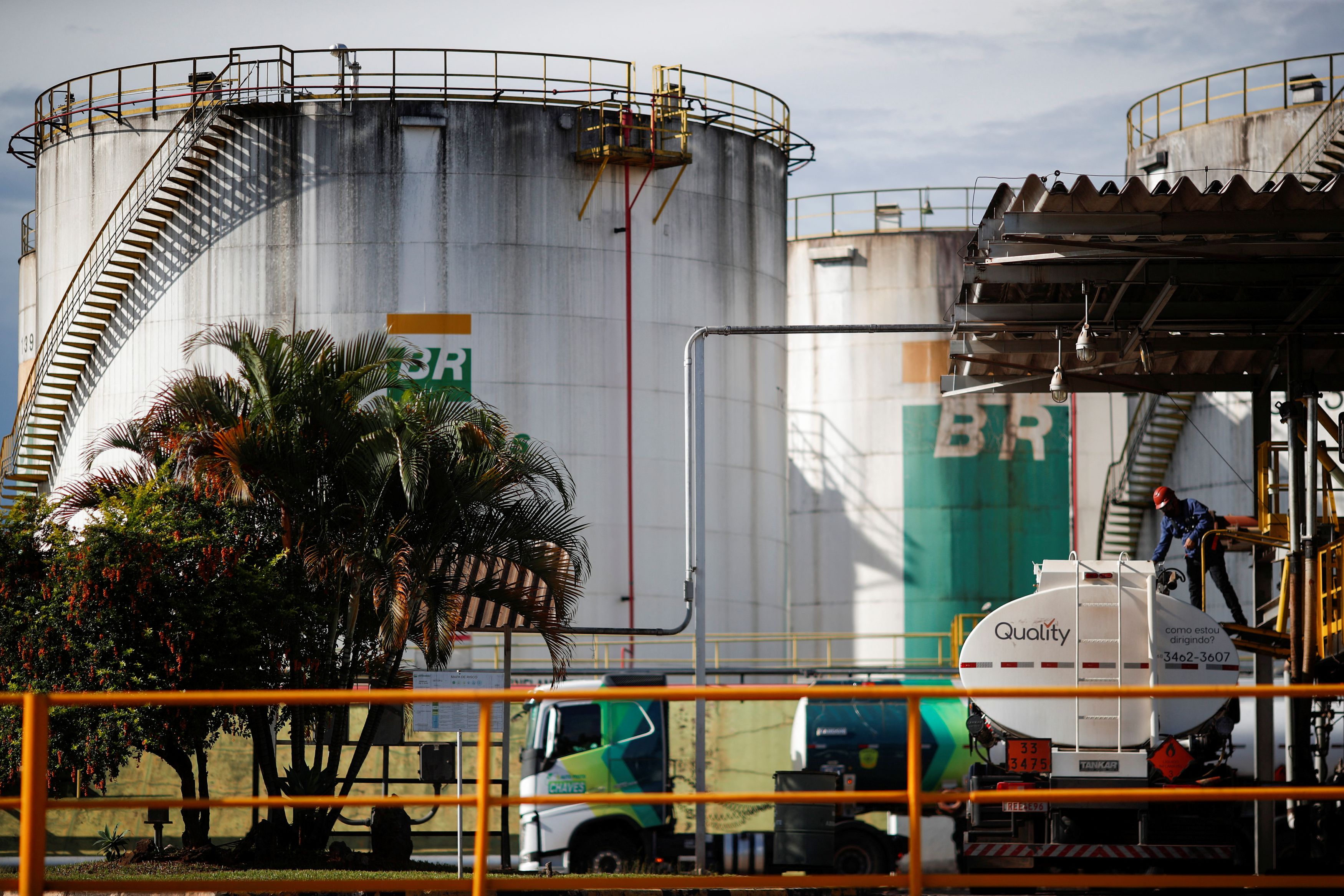 Emperrou: Petrobras (PETR4) rescinde contrato de venda da empresa