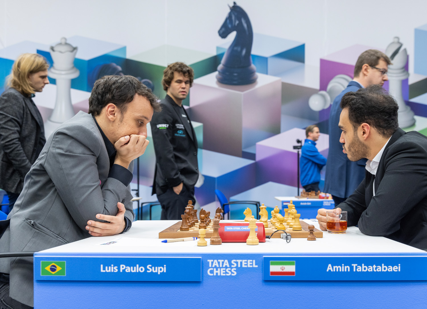 Mundial de Xadrez: Carlsen triunfa; Anand falha, Esportes