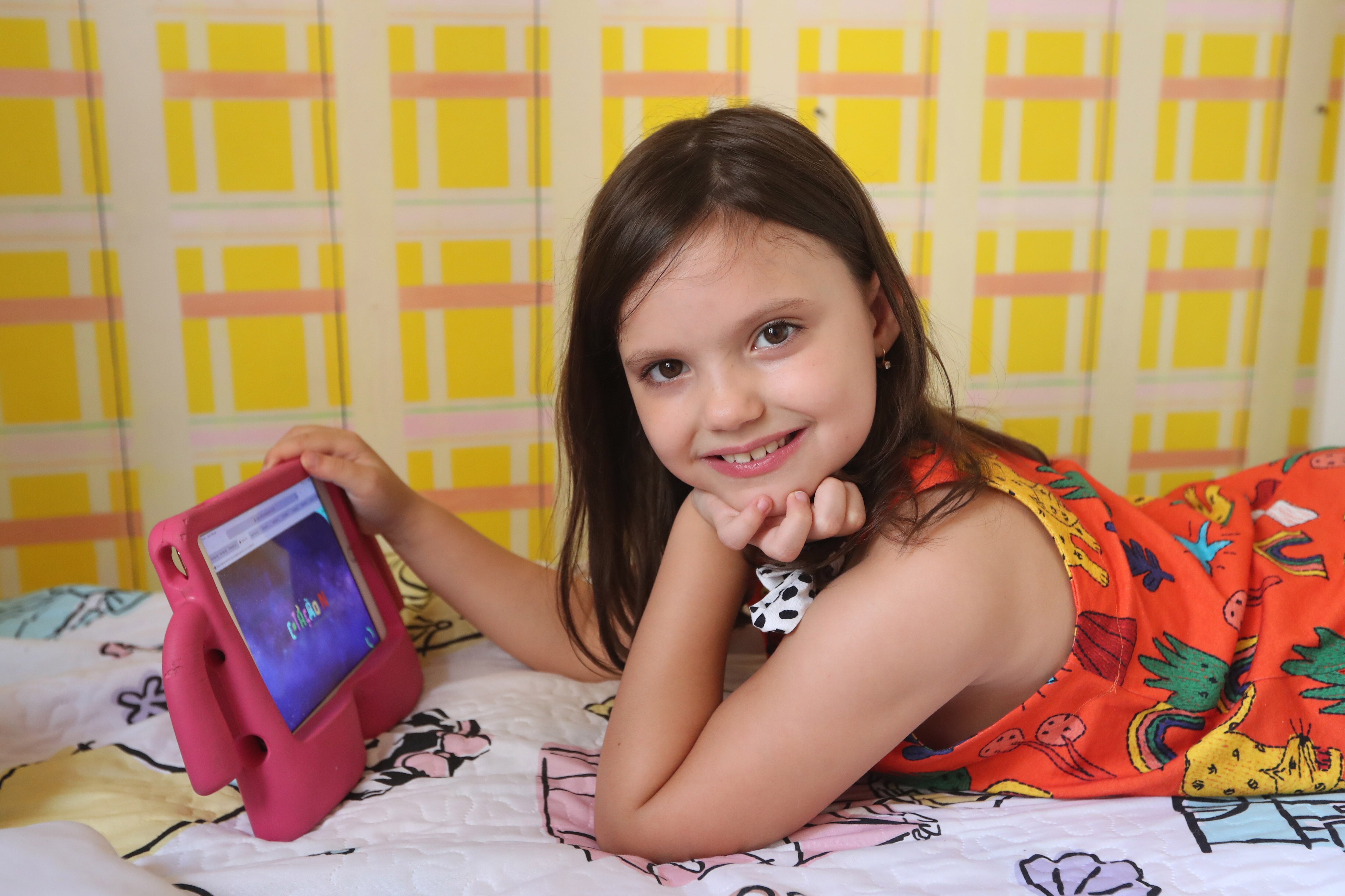 Tablet digital infantil e streaming de filmes na internet em um forte