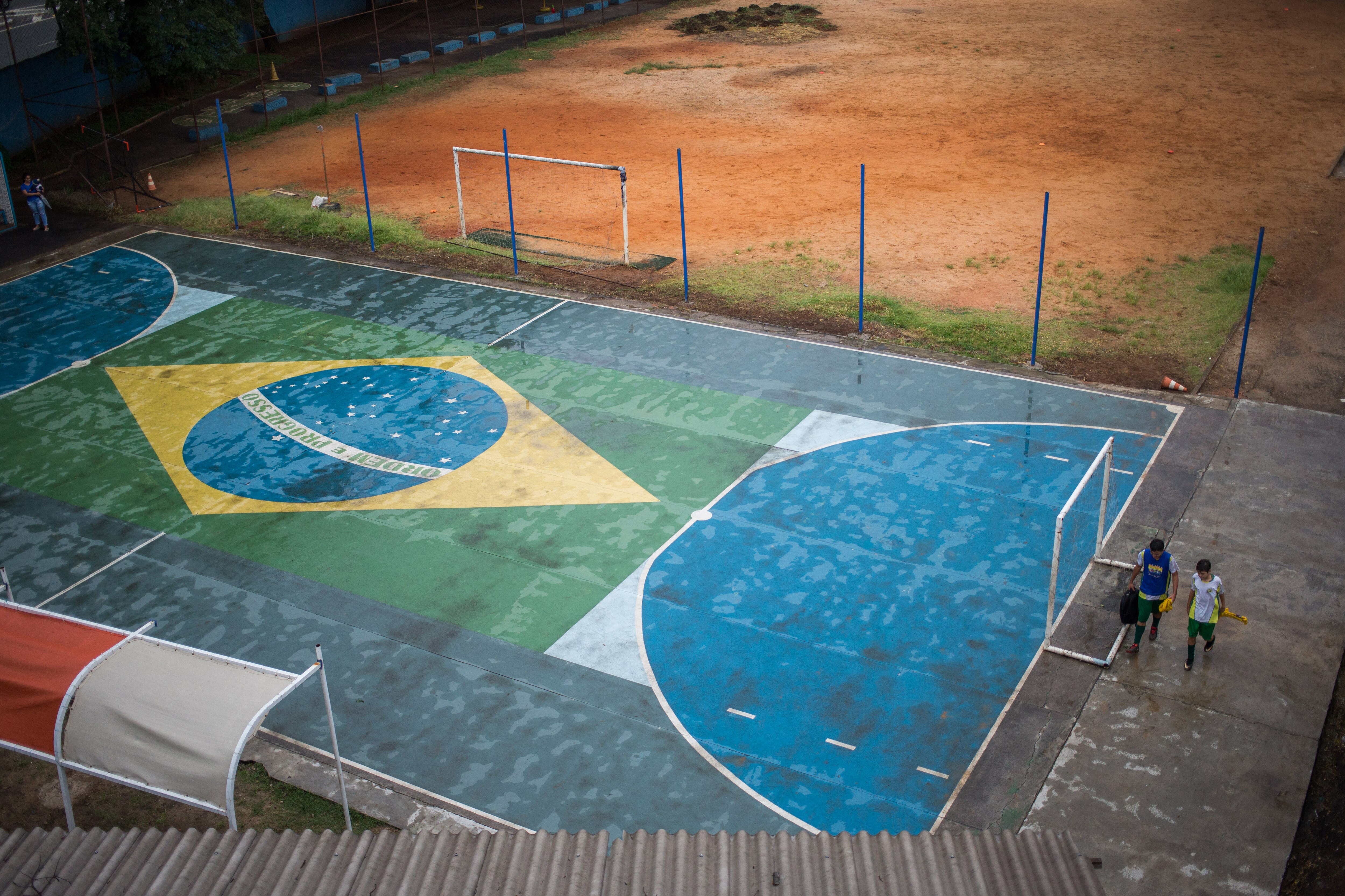 Ação comunitária cria escolinha de futebol sob viaduto no centro de SP -  02/02/2021 - UOL ECOA