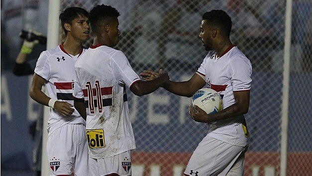 Copinha: Em jogo tumultuado, São Paulo bate Cruzeiro e vai à semifinal