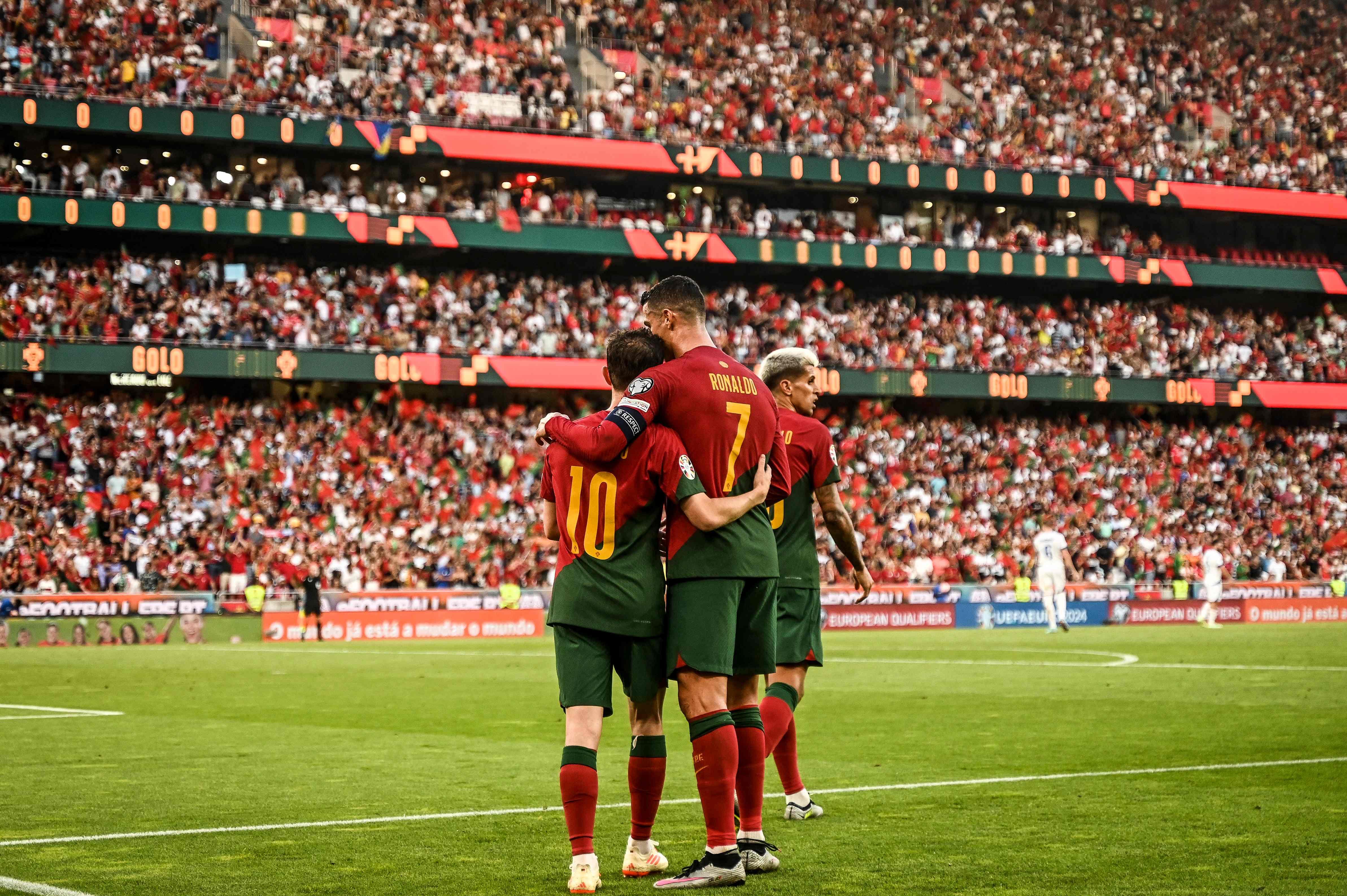 Seleções de Portugal - 7 jogos, 7 vitórias e 1 bilhete para o Euro!  #VesteABandeira 7 matches, 7 wins and 1 ticket to the Euro! #WearTheFlag