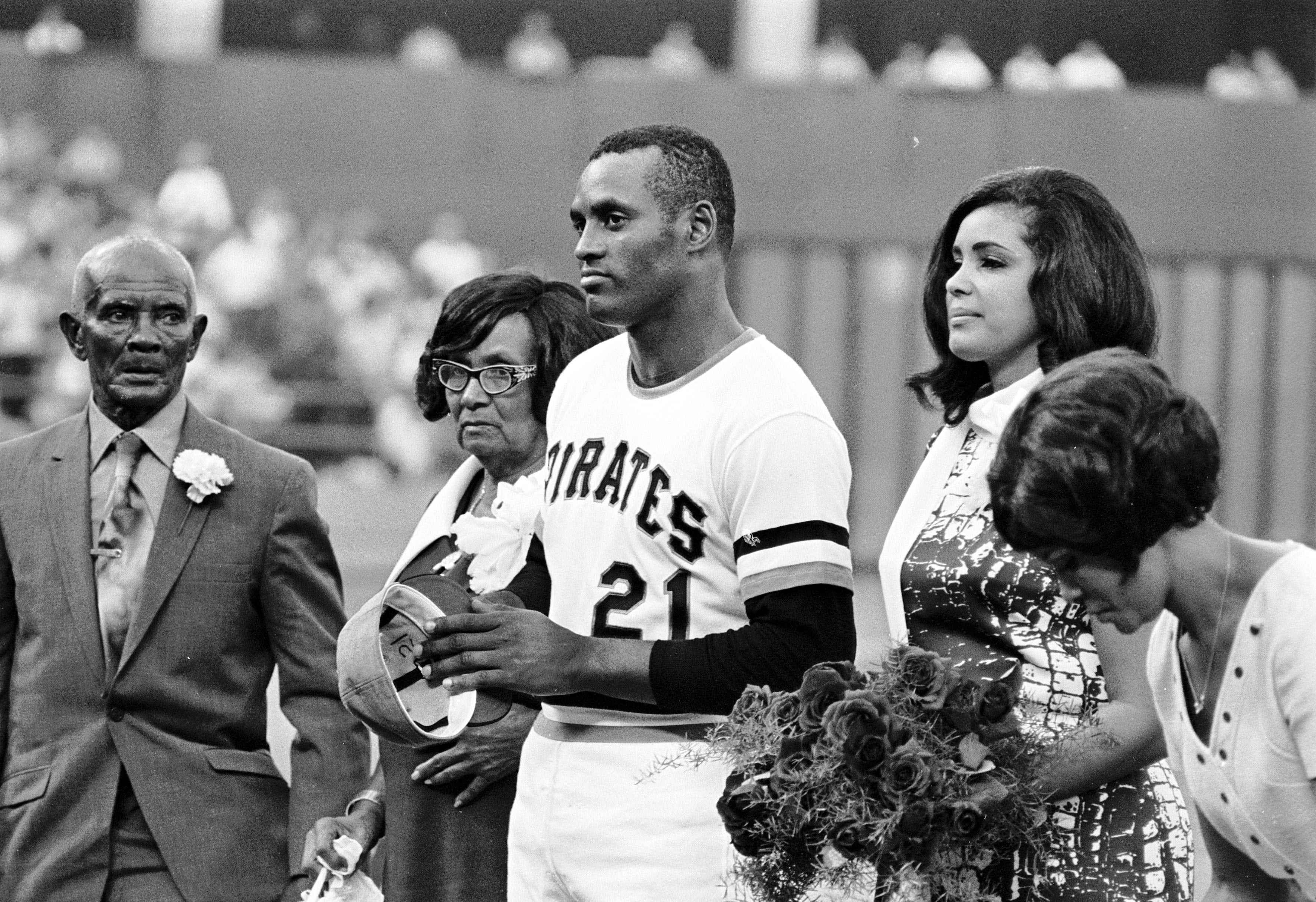 Piden reconocer como lugar histórico el sitio donde falleció Roberto  Clemente - Los Angeles Times