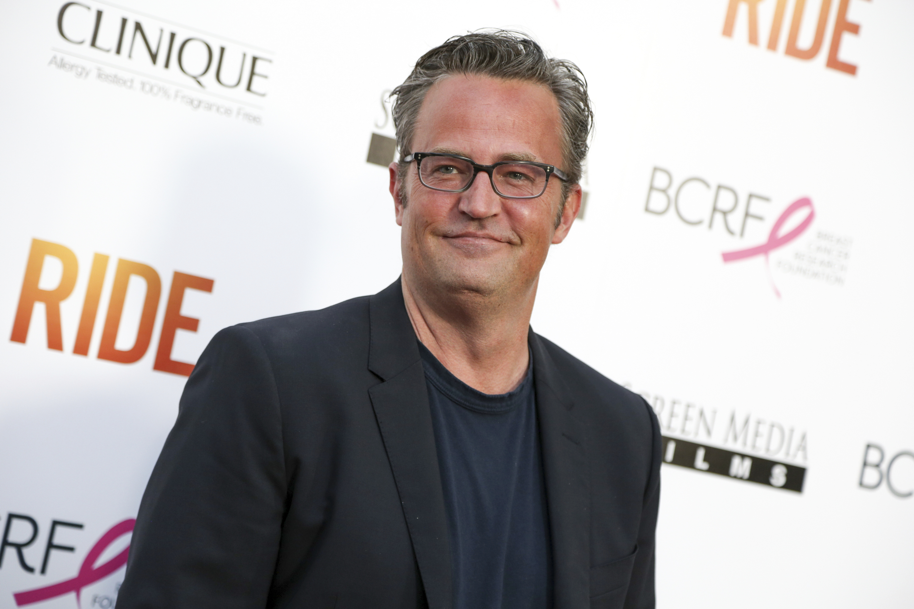 Sugieren que Matthew Perry estaba “deformado por su adicción” - Primera Hora