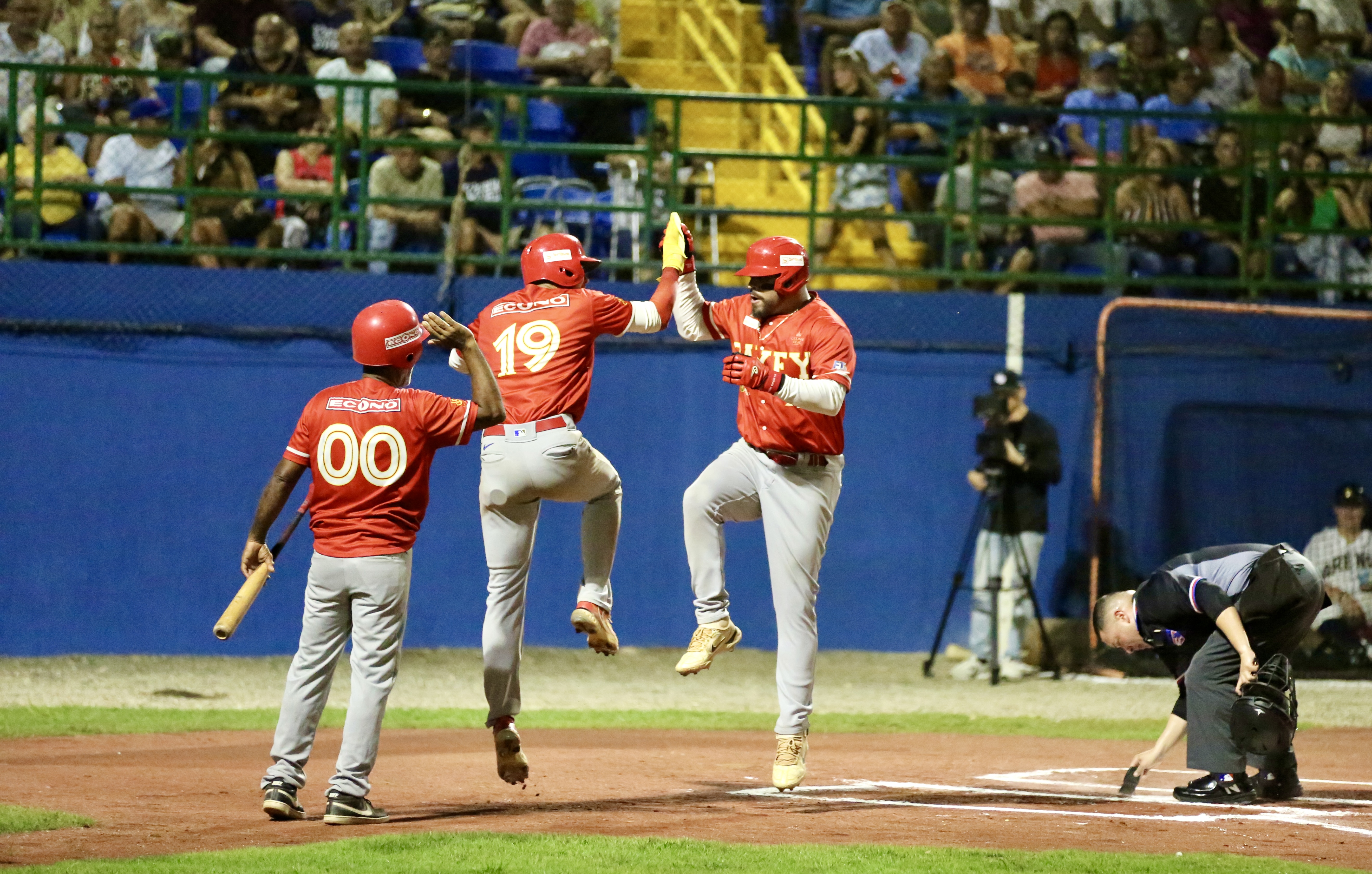 Yadier Molina sigue a la espera de la escuela que le compró al