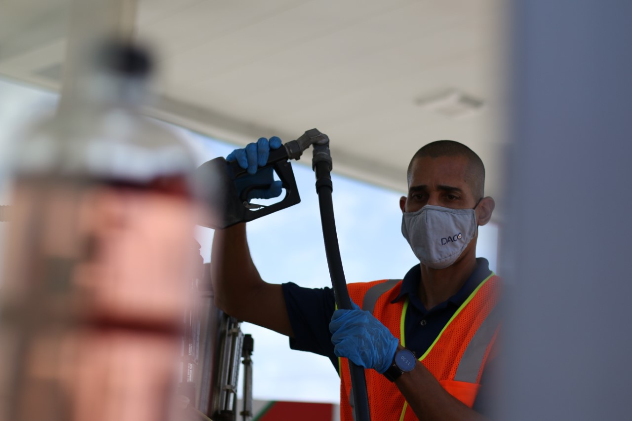 El DACO multa a cuatro empresas de combustible por violaciones a las leyes vigentes