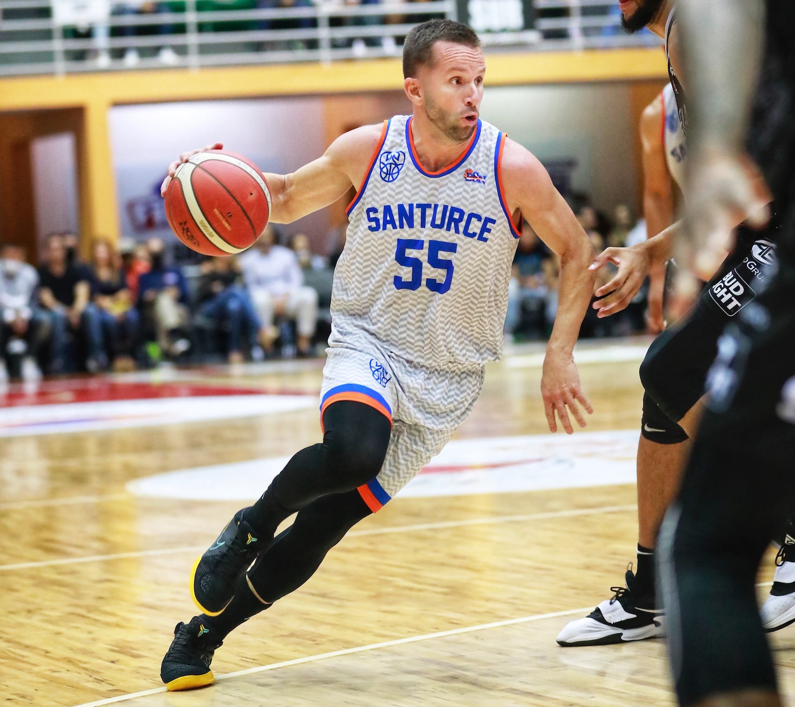 Bad Bunny comentará un partido de baloncesto en Puerto Rico