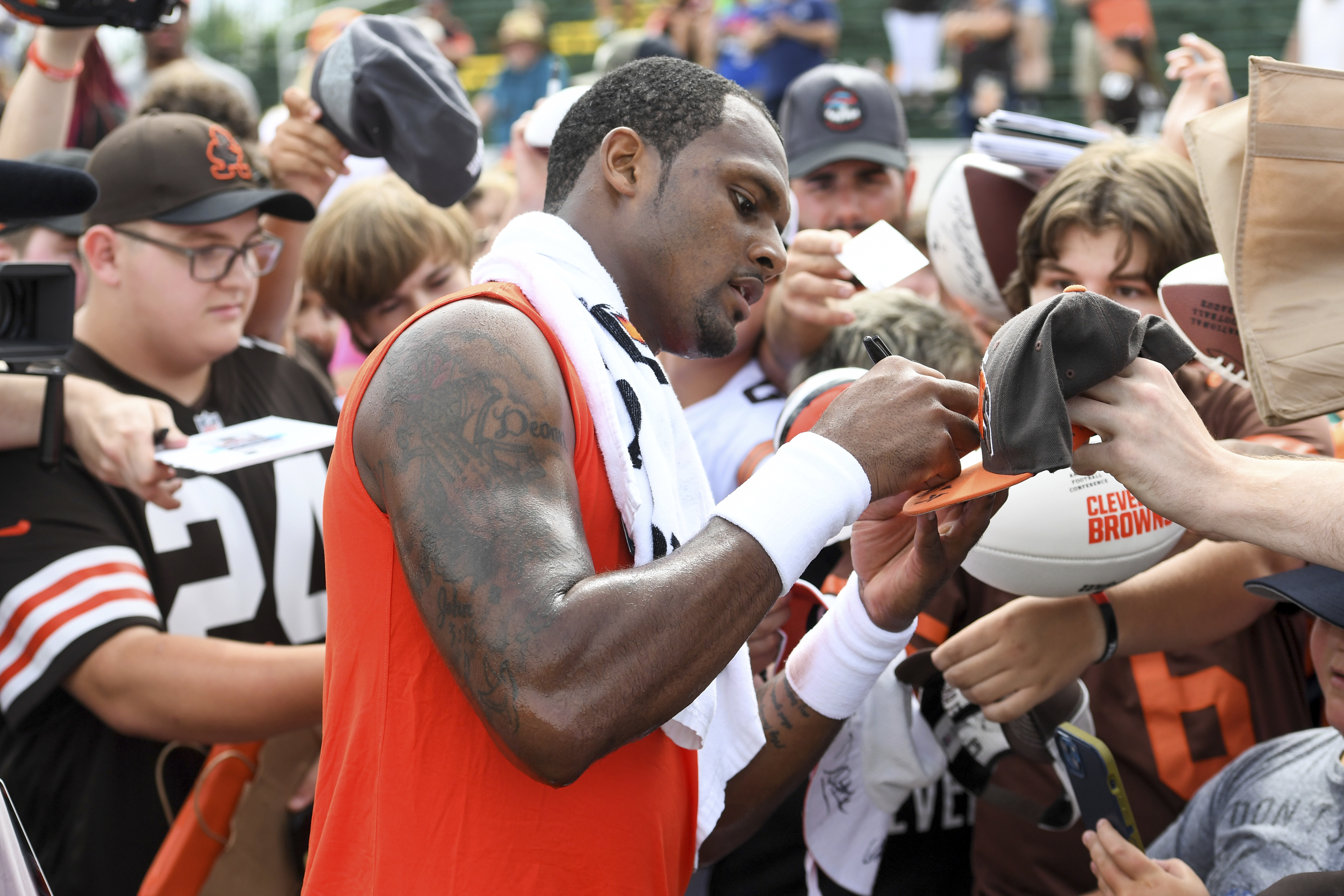 Ravens fans flock to exchange Ray Rice jerseys as criticism of NFL