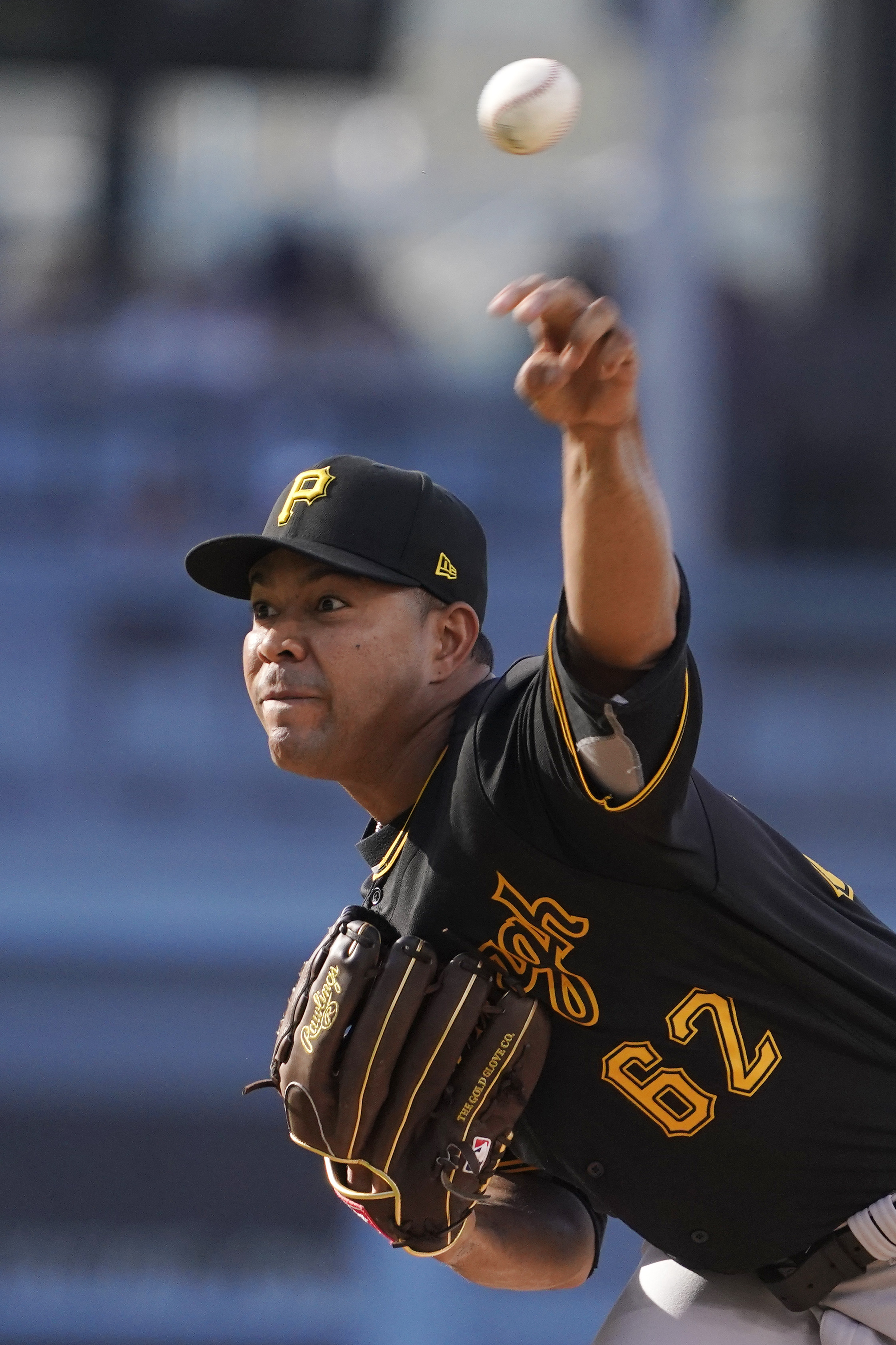 Cleaning up: Pirates beat Dodgers 8-4 for rare sweep in LA
