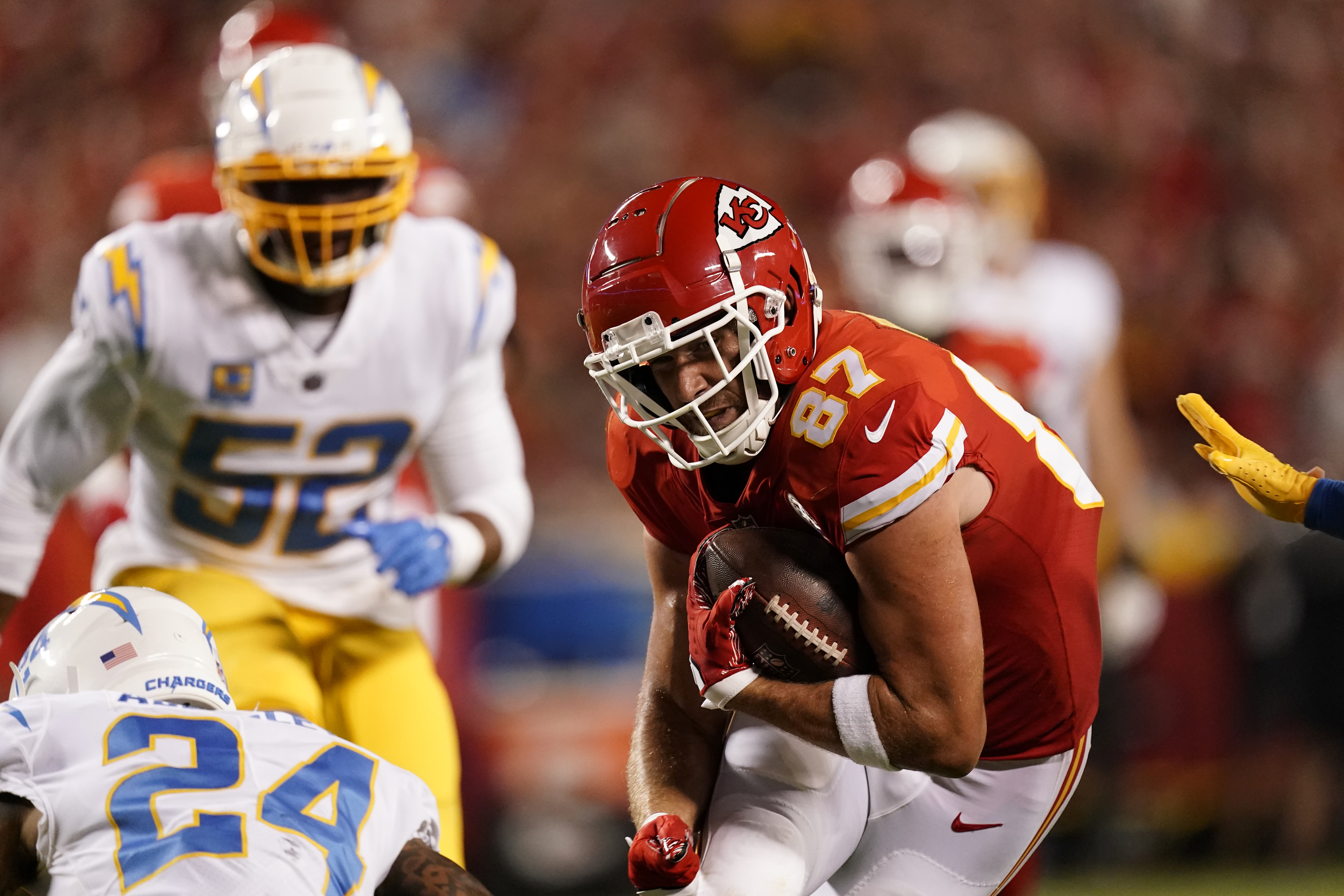 Kansas City Chiefs escape Los Angeles Chargers 27-24 in home opener