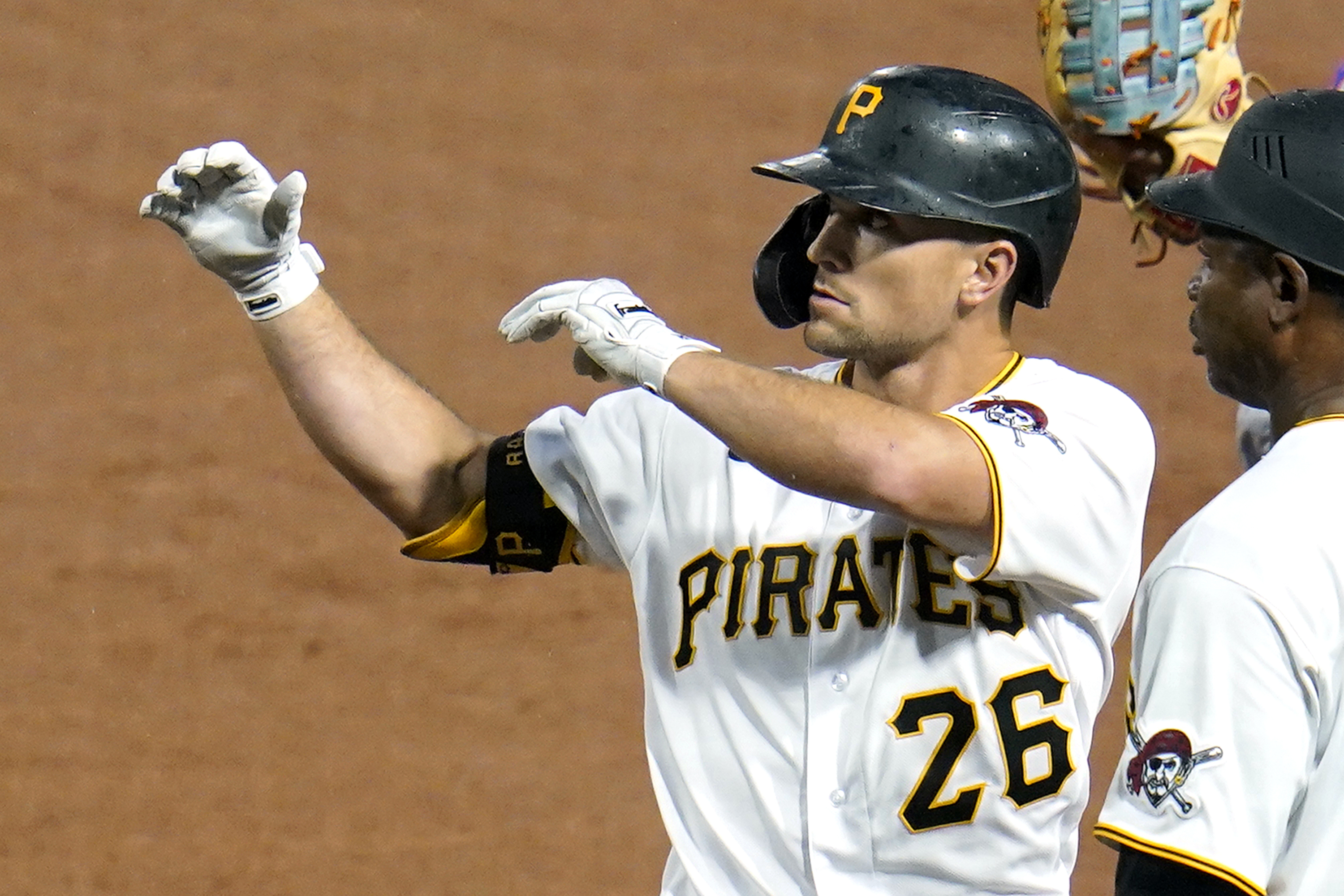 Pirates trade All-Star 2B Frazier to Padres