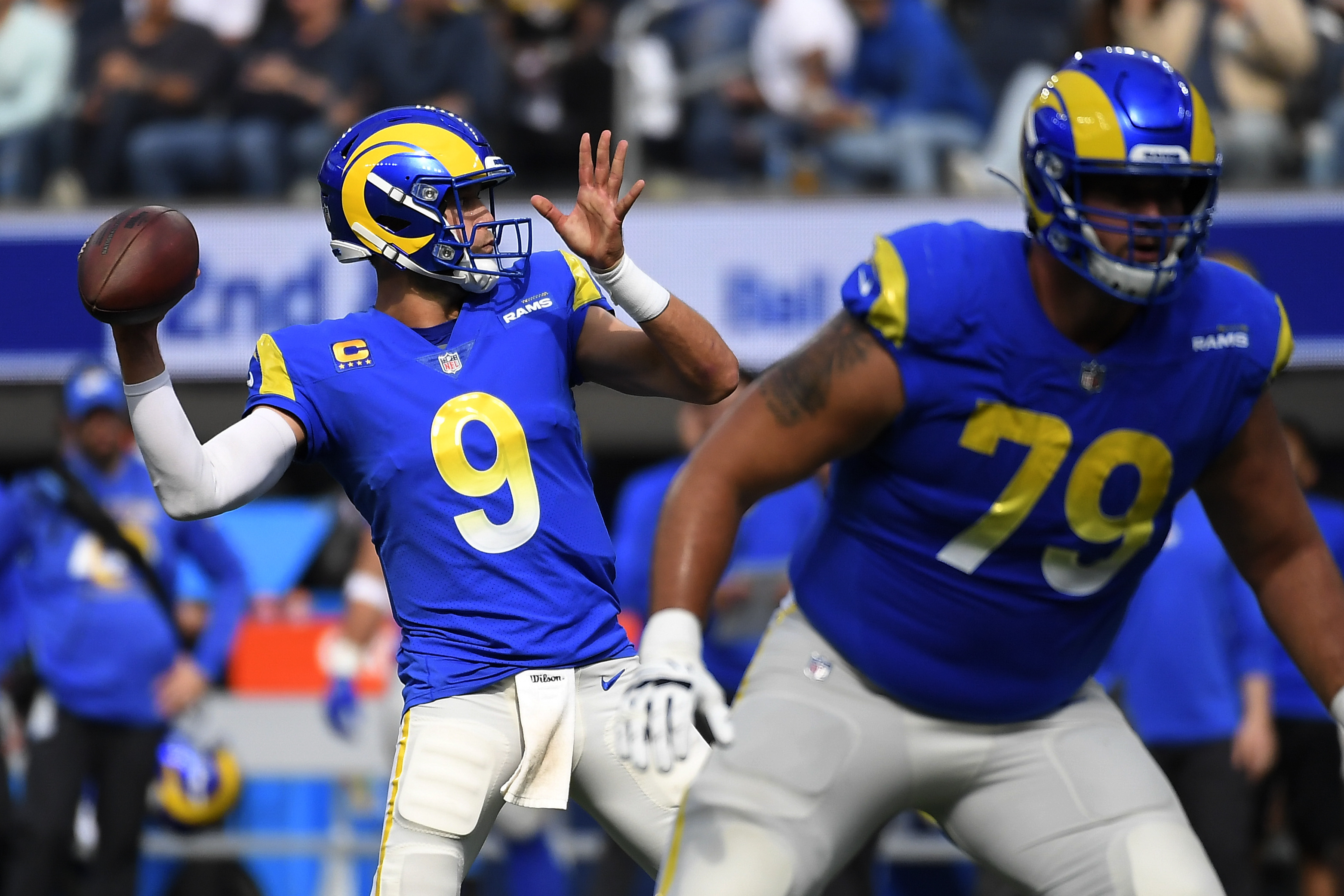 November 28, 2021: Los Angeles Rams quarterback Matthew Stafford (9)  handing the ball off during the NFL football game between the Los Angeles  Rams and the Green Bay Packers at Lambeau Field