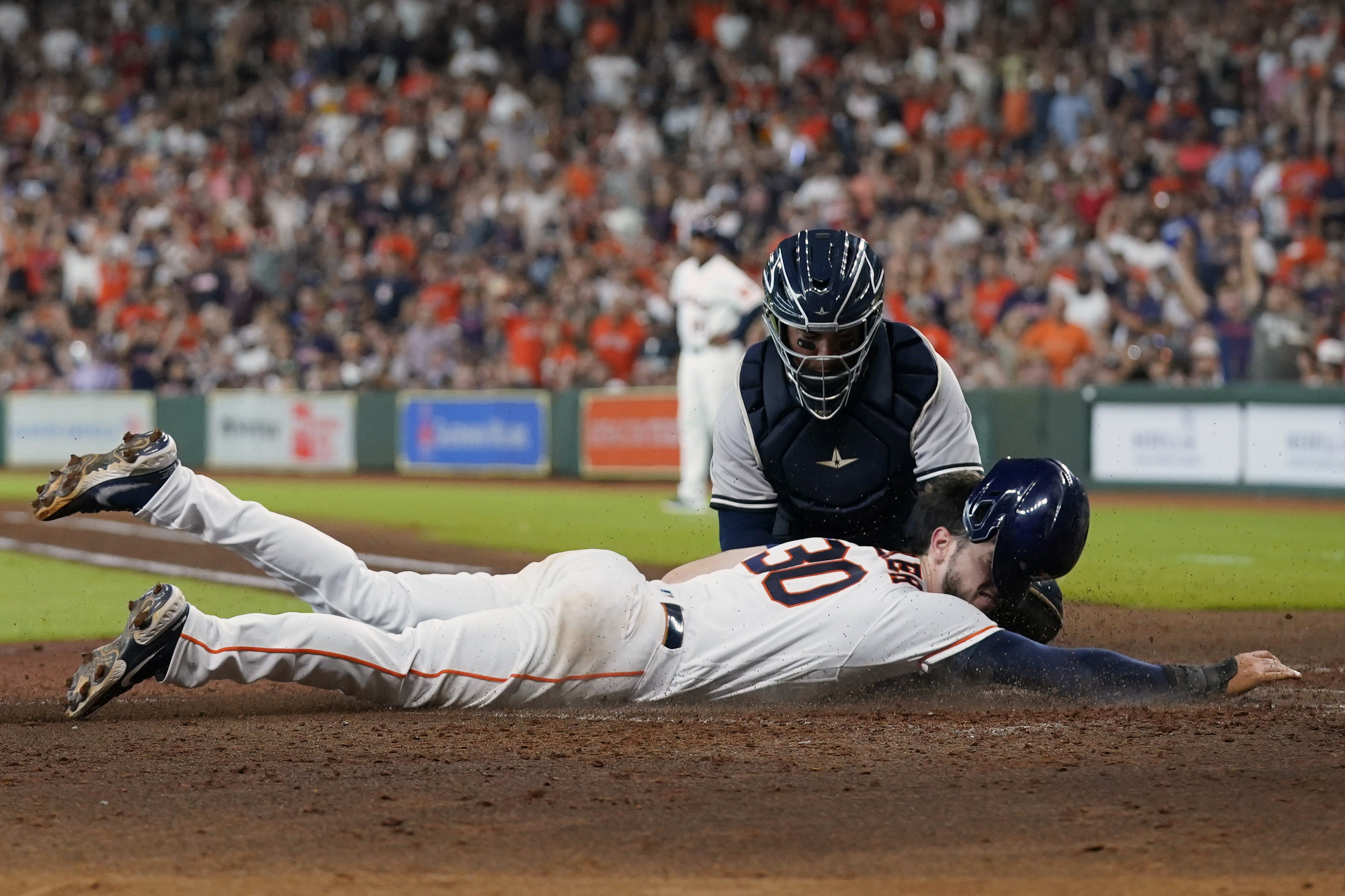 Astros' Tucker tries to steal home amid PitchCom malfunction – KXAN Austin