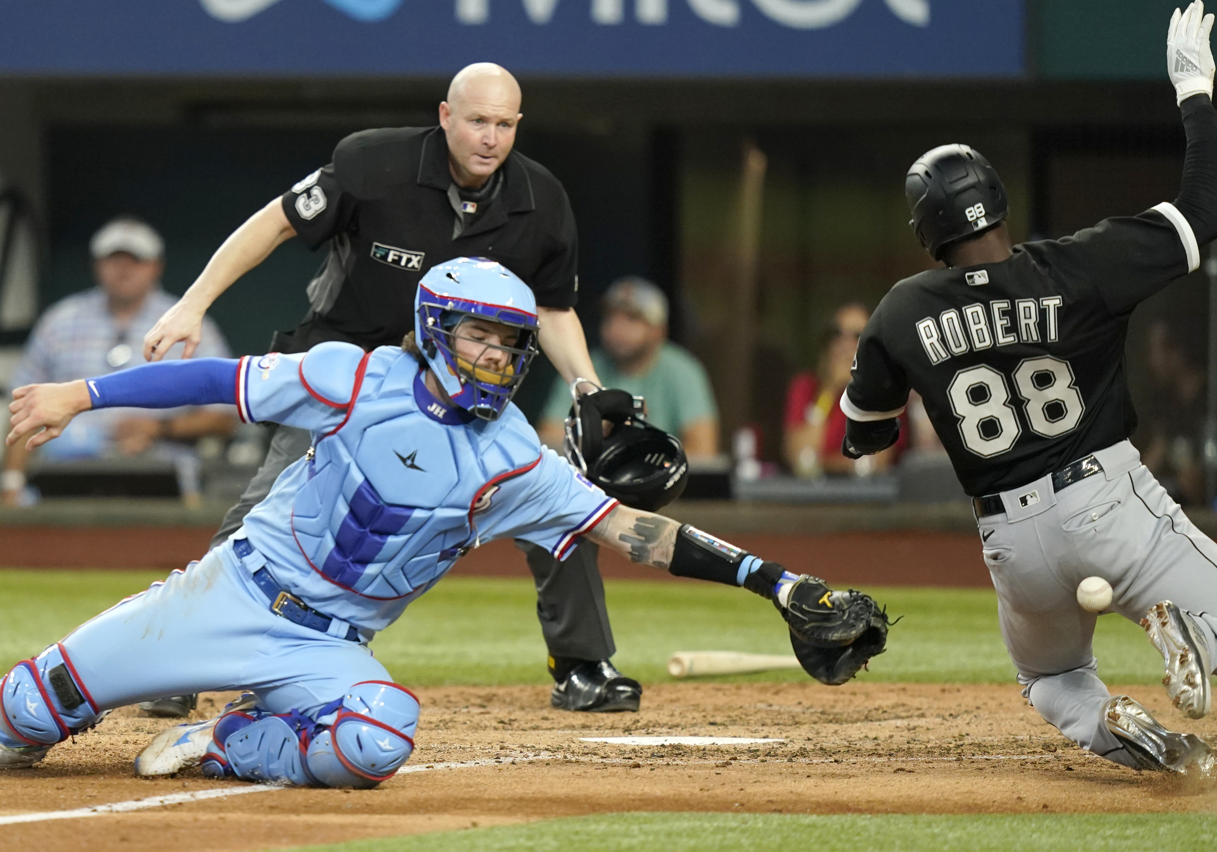 Chicago pounds out 15 hits, beats Texas 8-2 for series split