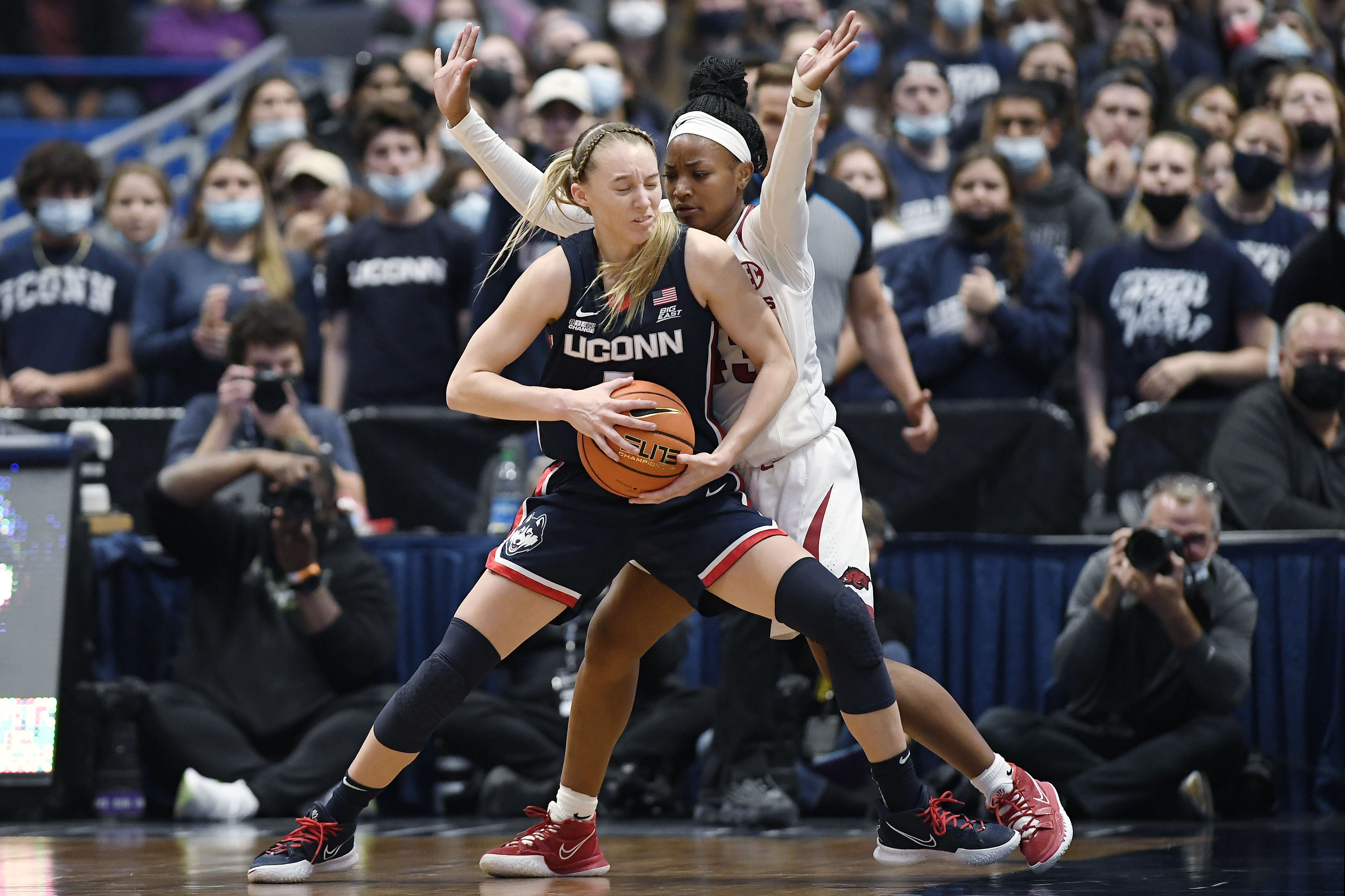 Bueckers scores career-high 34, No. 2 UConn beats Arkansas