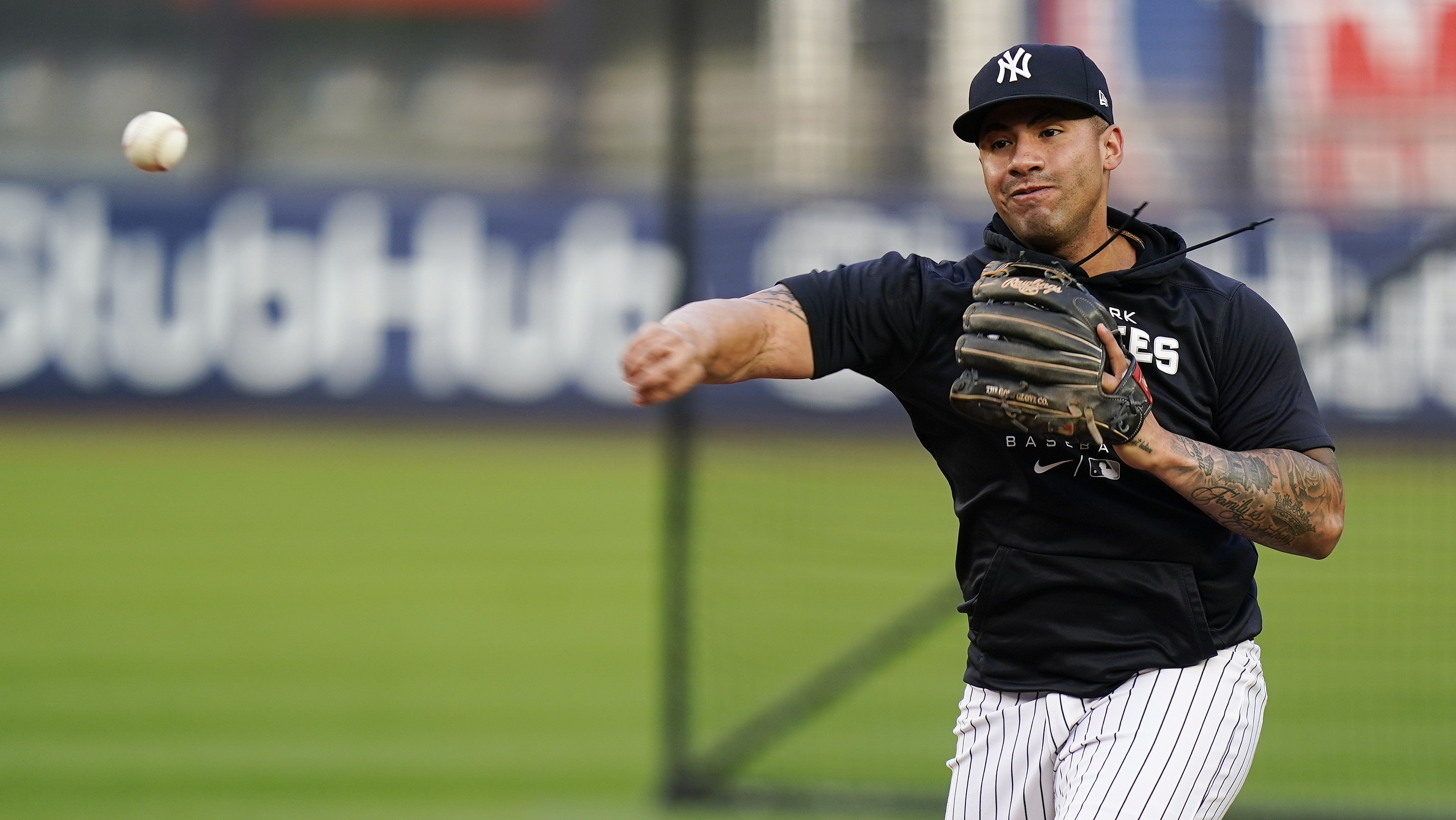 White Sox announcer suspicious of James Karinchak's glove