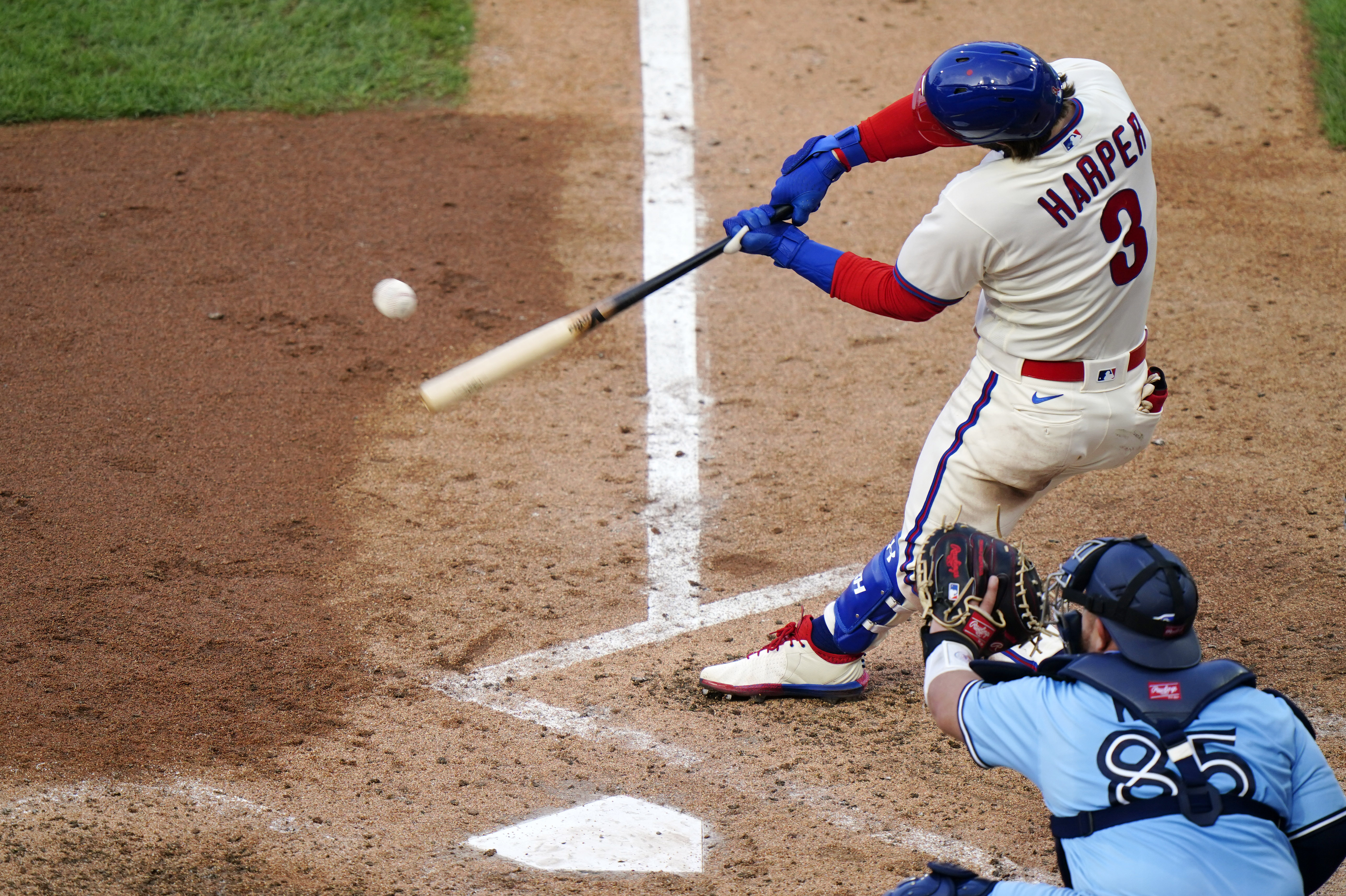 Harper rallies Phils past Blue Jays to sweep doubleheader