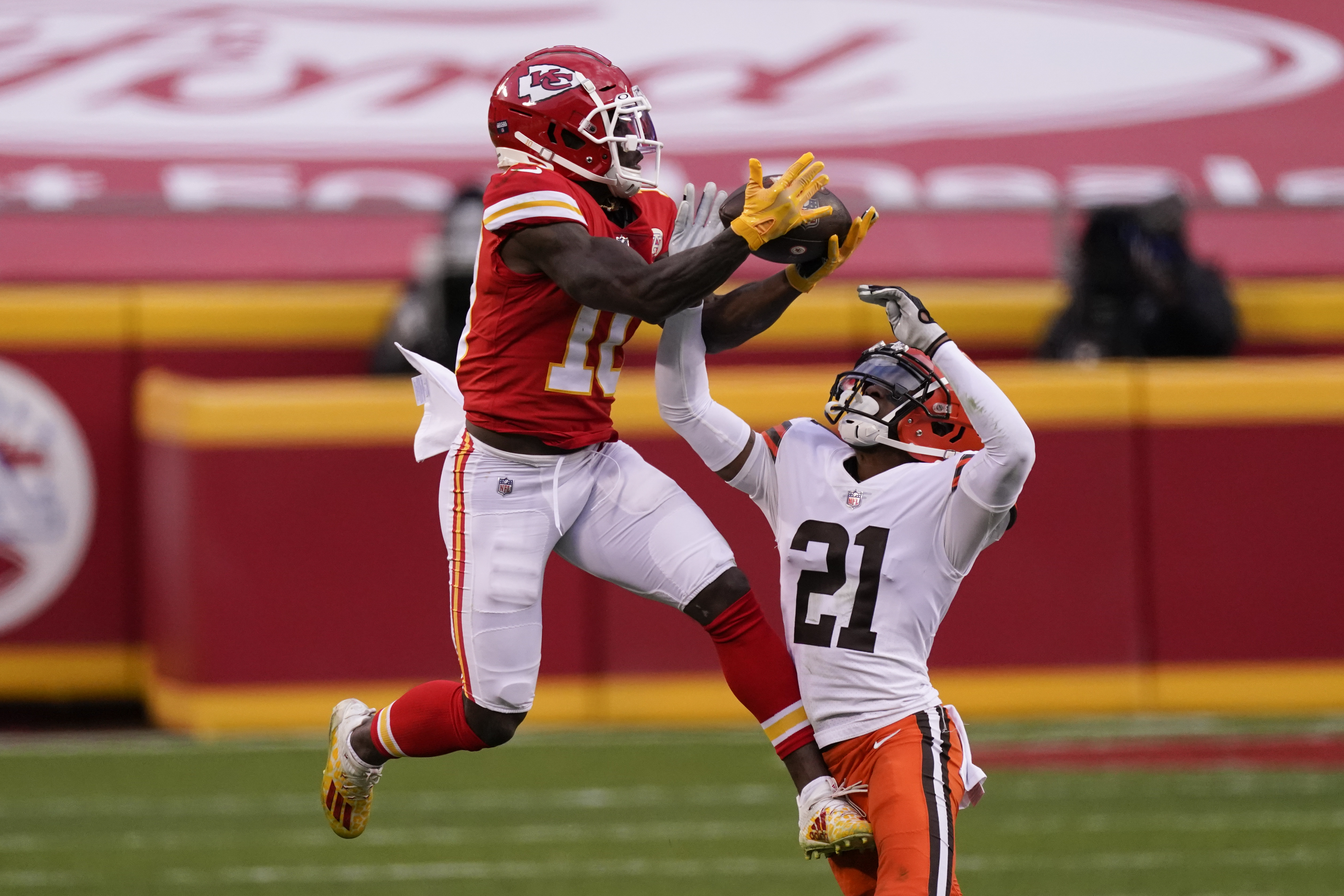 BREAKING: Kansas City Chiefs SIGN DE Carlos Dunlap to One-Year Deal 