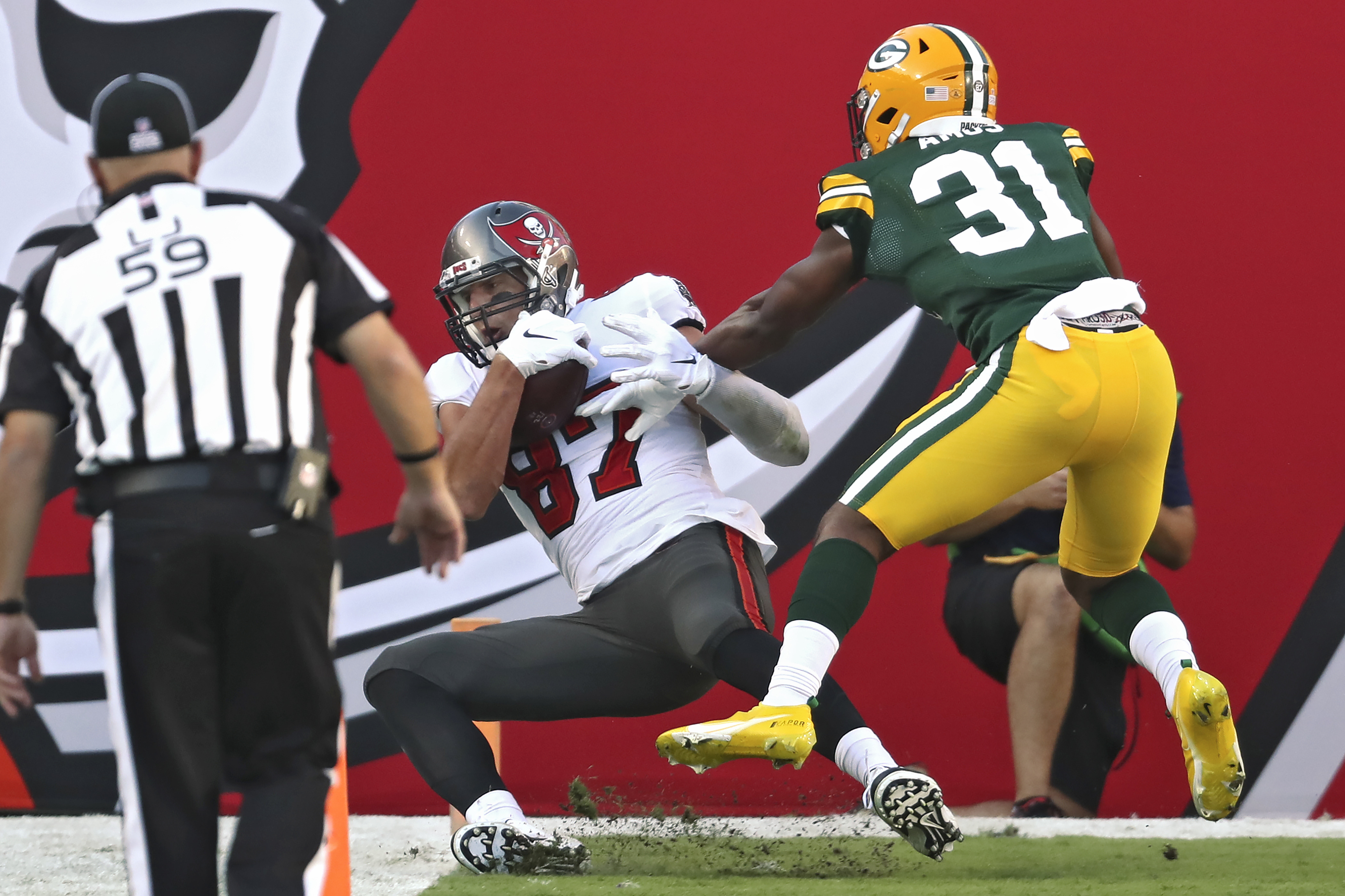 Tom Brady outplays Aaron Rodgers as Buccaneers rout Packers – The