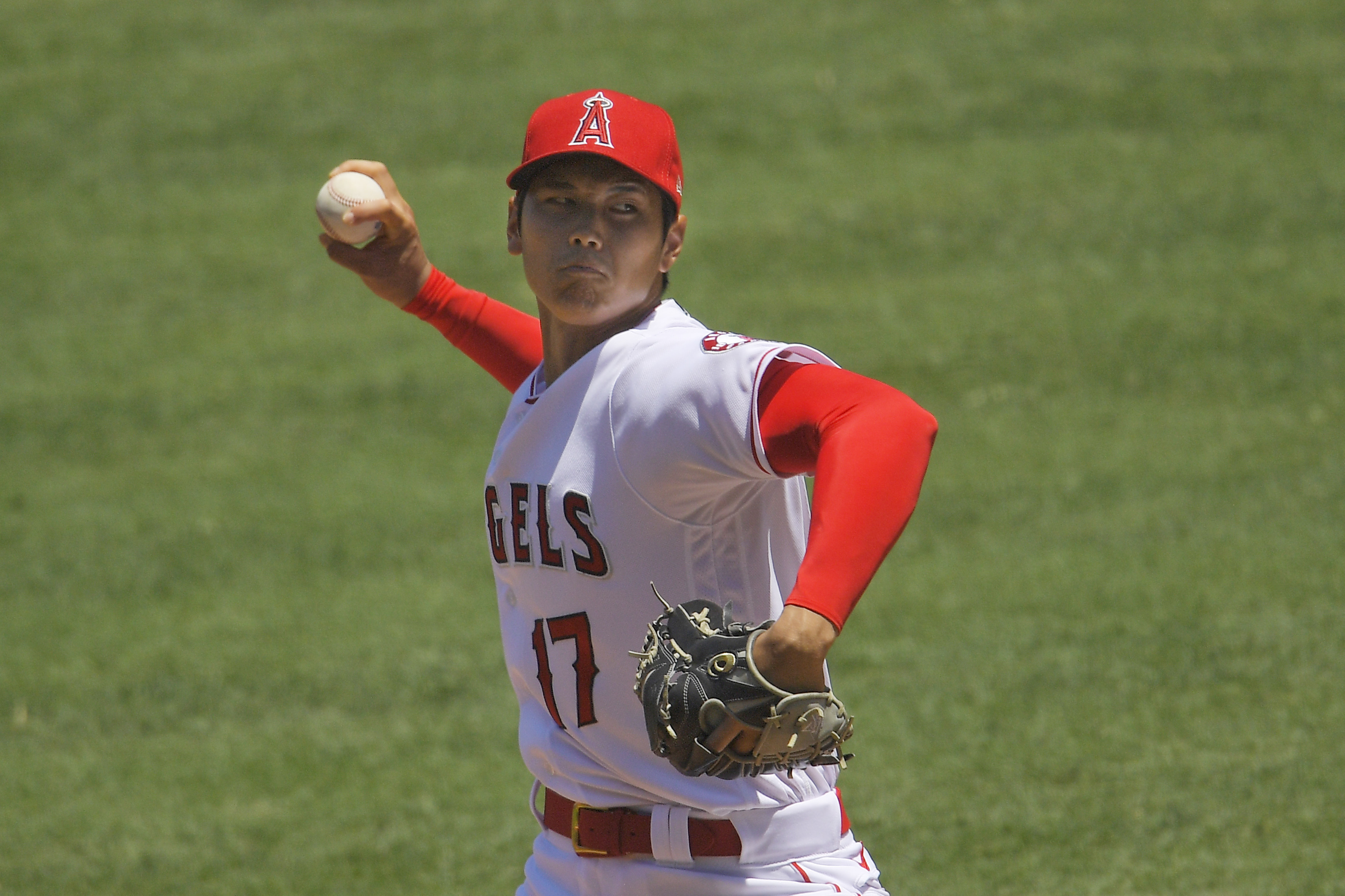 Angels' Shohei Ohtani strains arm, won't throw for 4-6 weeks