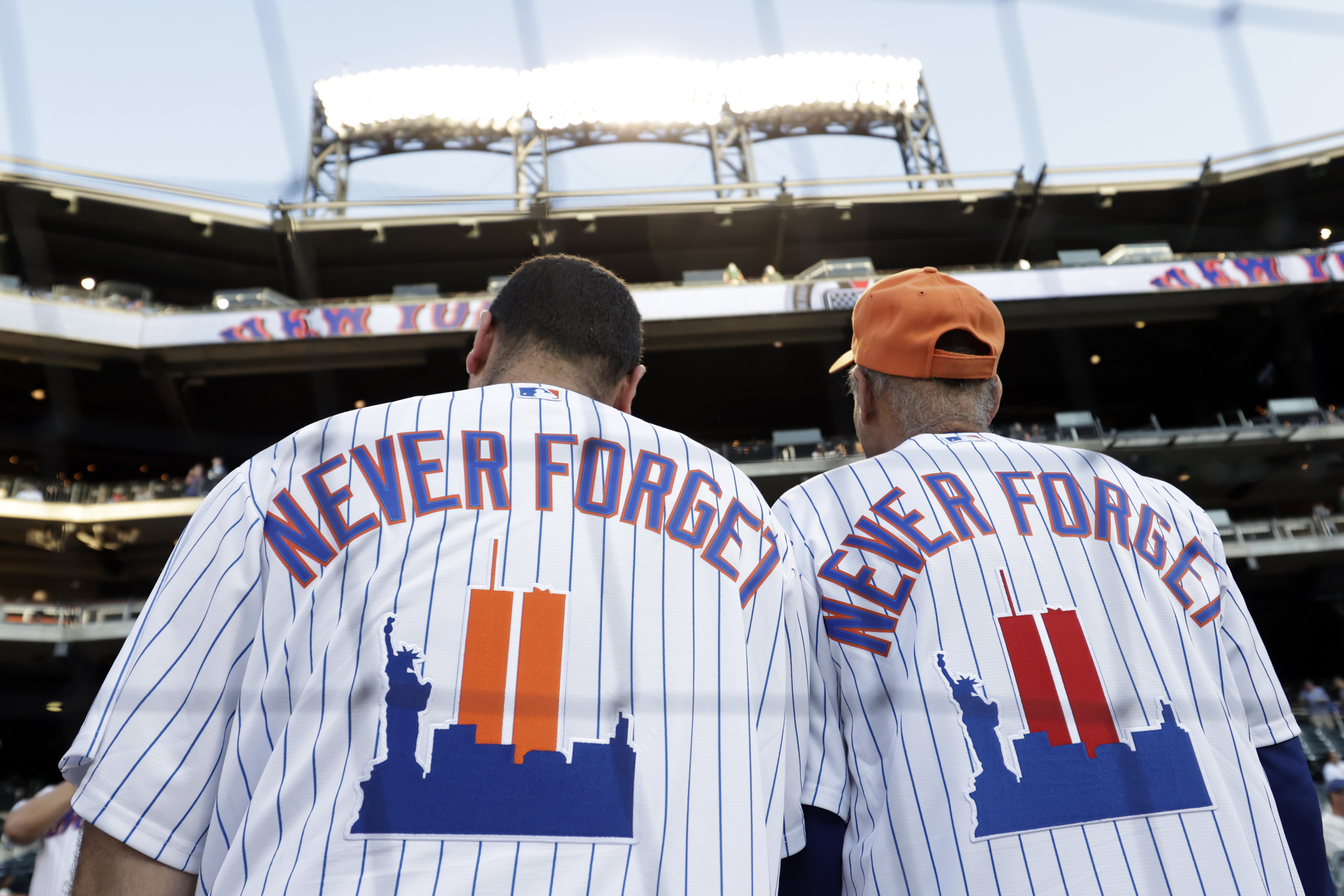 The Mets and Mike Piazza are feuding over his 9/11 jersey - NBC