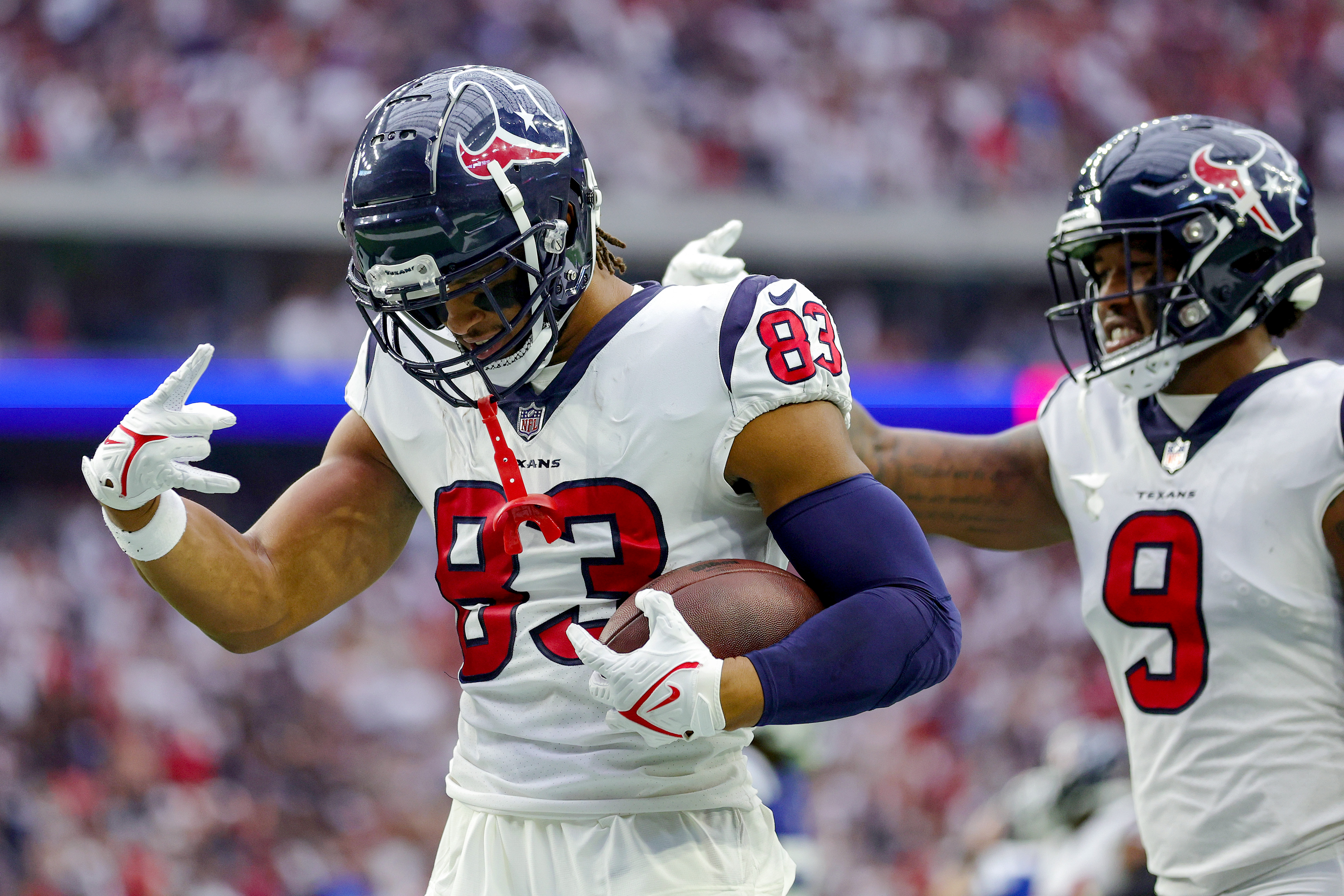 O.J. Howard catches two touchdowns in Texans' debut