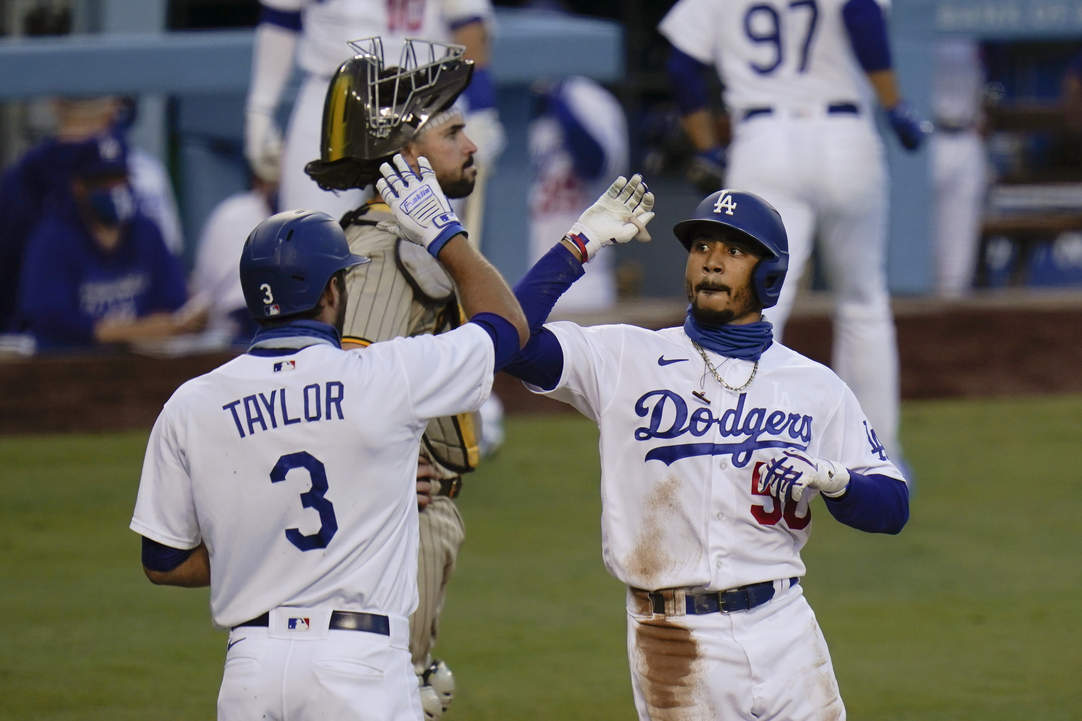 Betts ties MLB mark with 3 of Dodgers' 6 HRs in rout of Pads