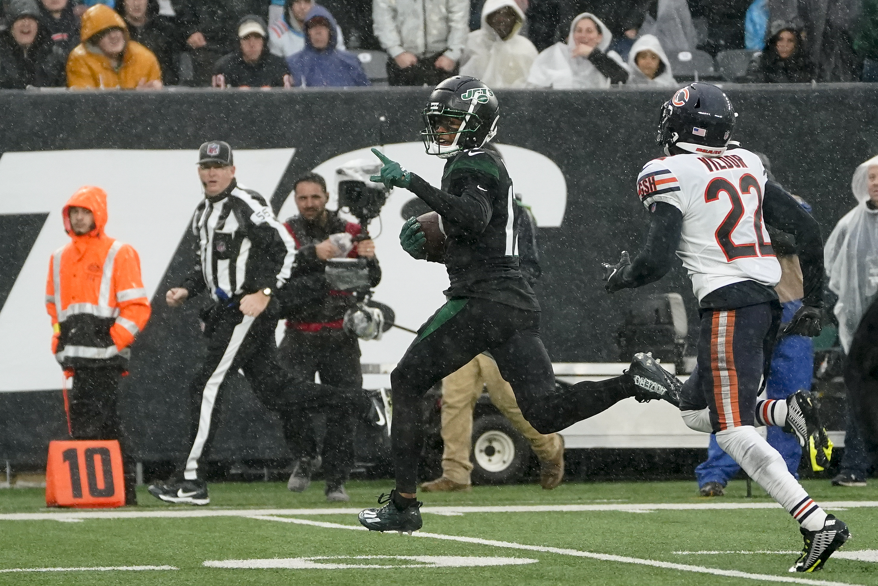 EAST RUTHERFORD, NJ - NOVEMBER 27: New York Jets quarterback Mike White (5)  during the National Football League game between the New York Jets and the  Chicago Bears on November 27, 2022