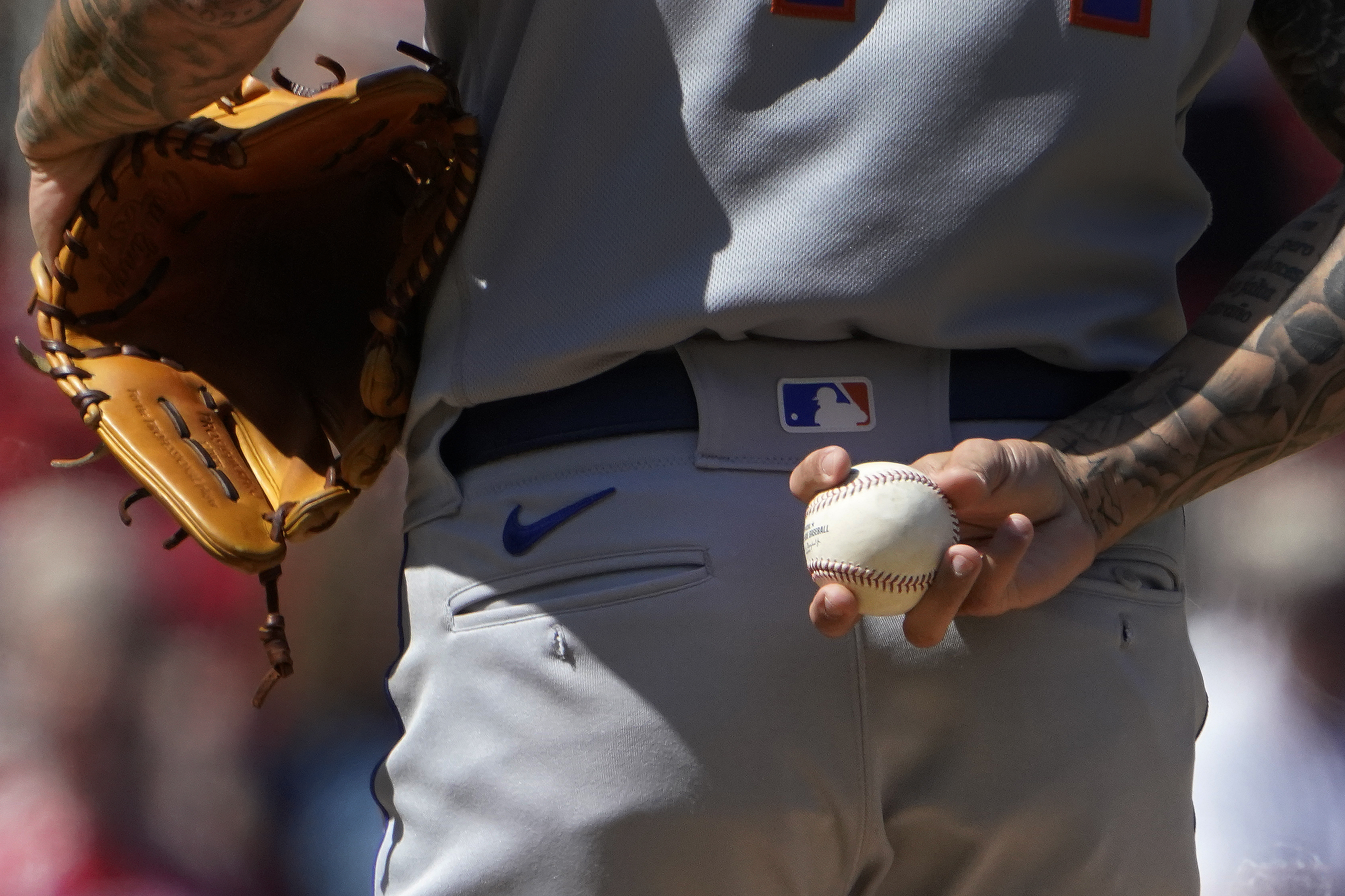 Pete Alonso tackled by coach during wild brawl at Mets-Cardinals