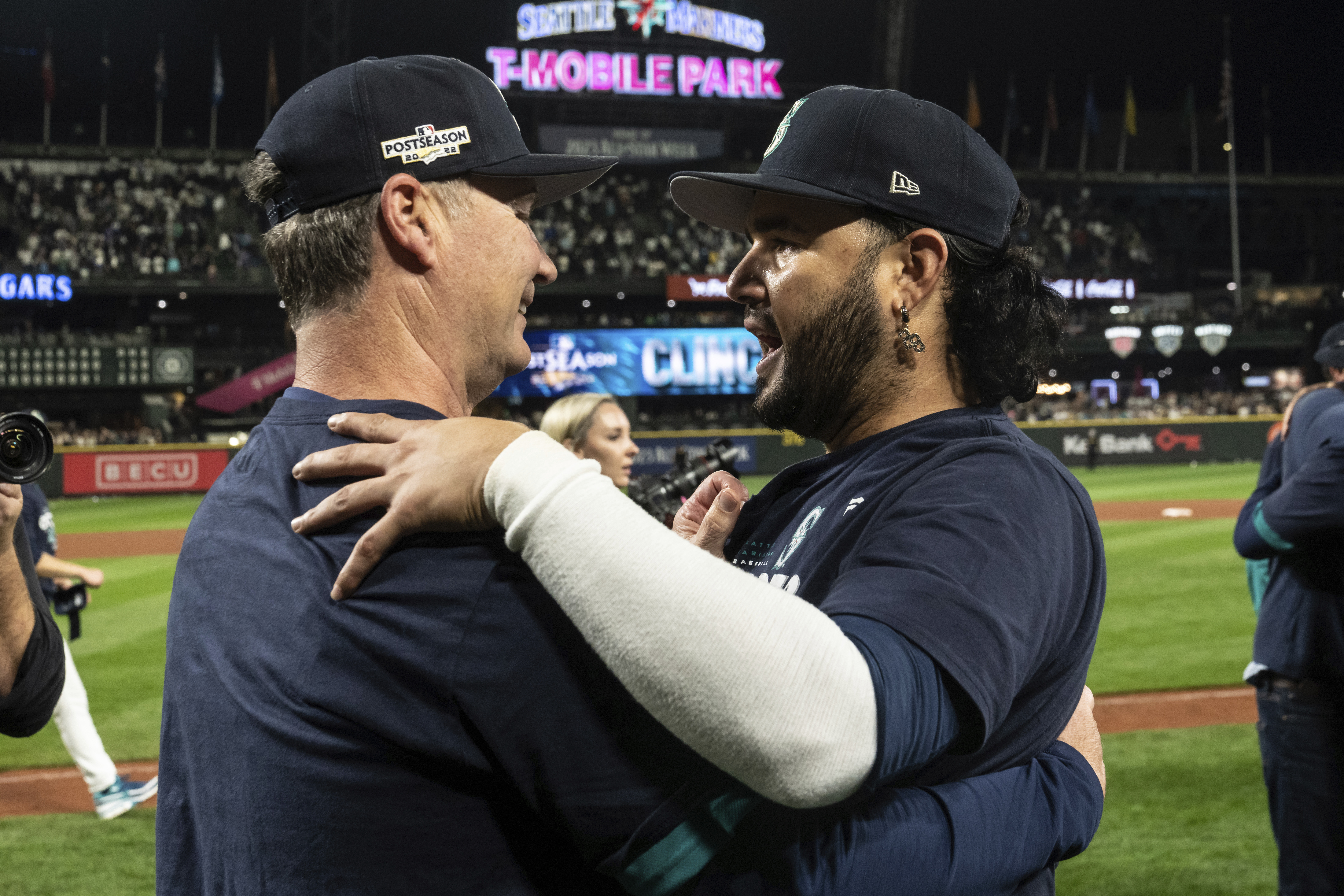 Raleigh's walk-off HR clinches M's 1st playoff berth since 2001