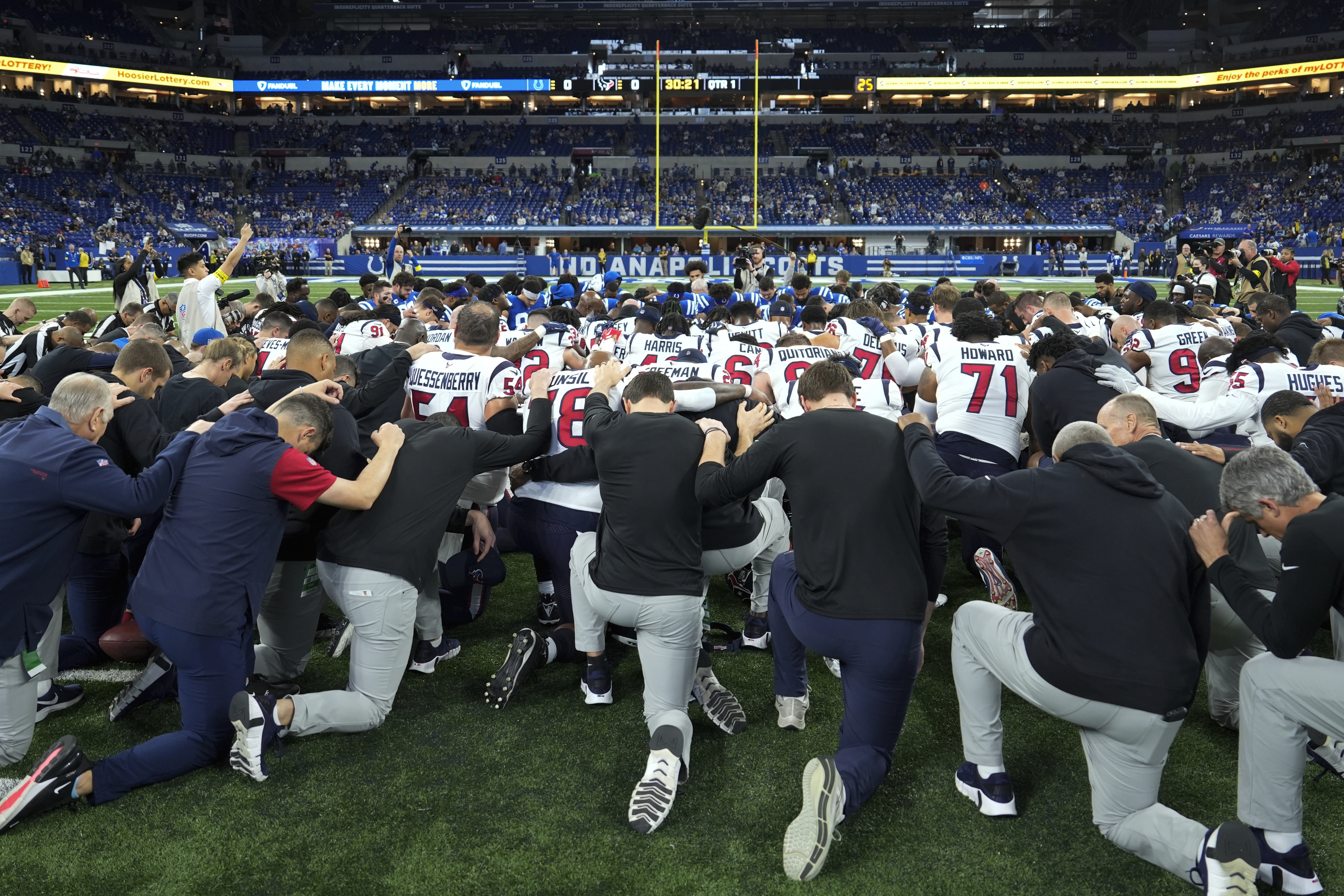 Look: Jaguars, Titans Honor Damar Hamlin With Powerful Pregame Moment 