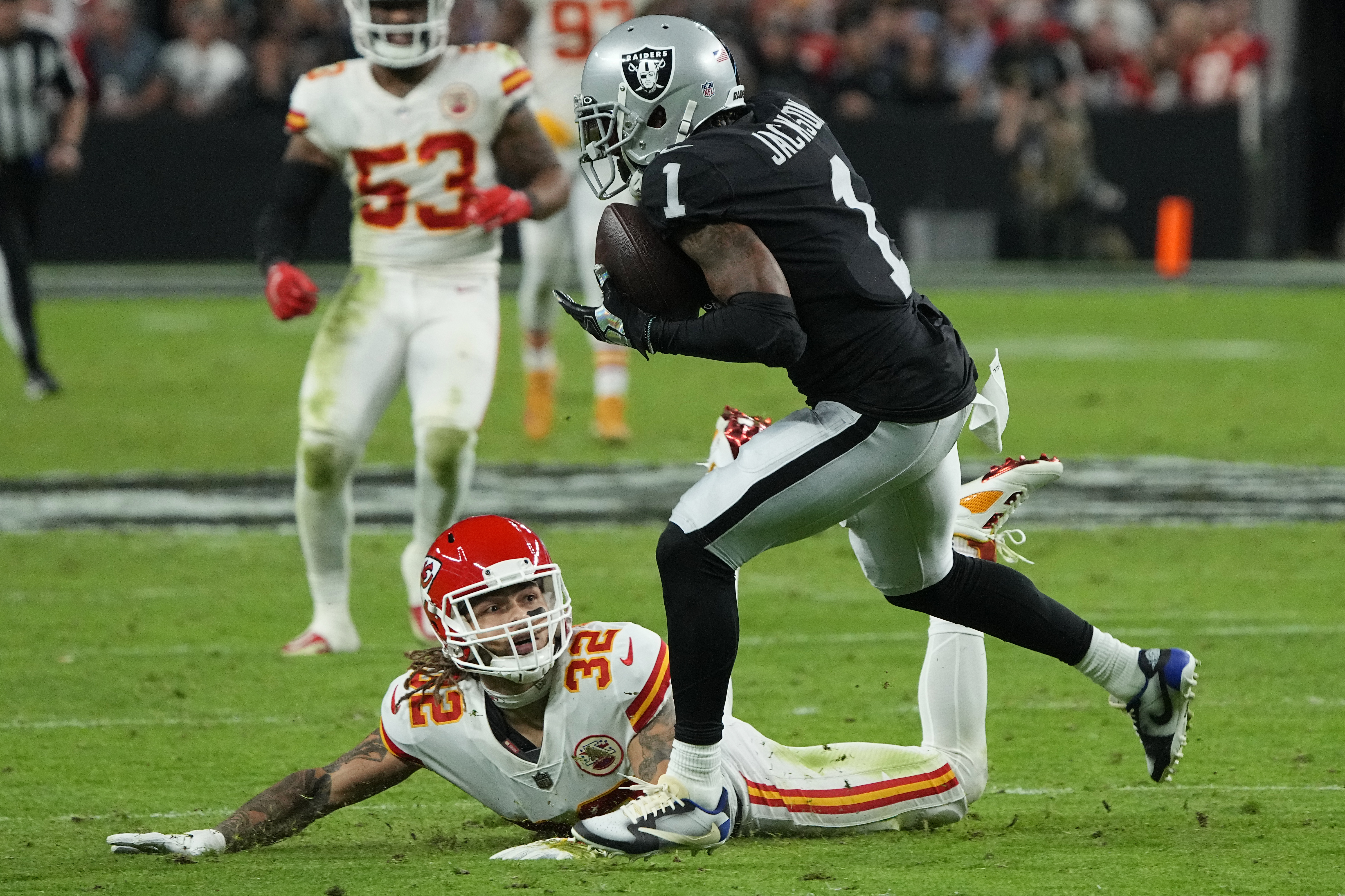 Sunday's NFL: Mahomes' 5 TD passes lead Chiefs past Raiders 41-14