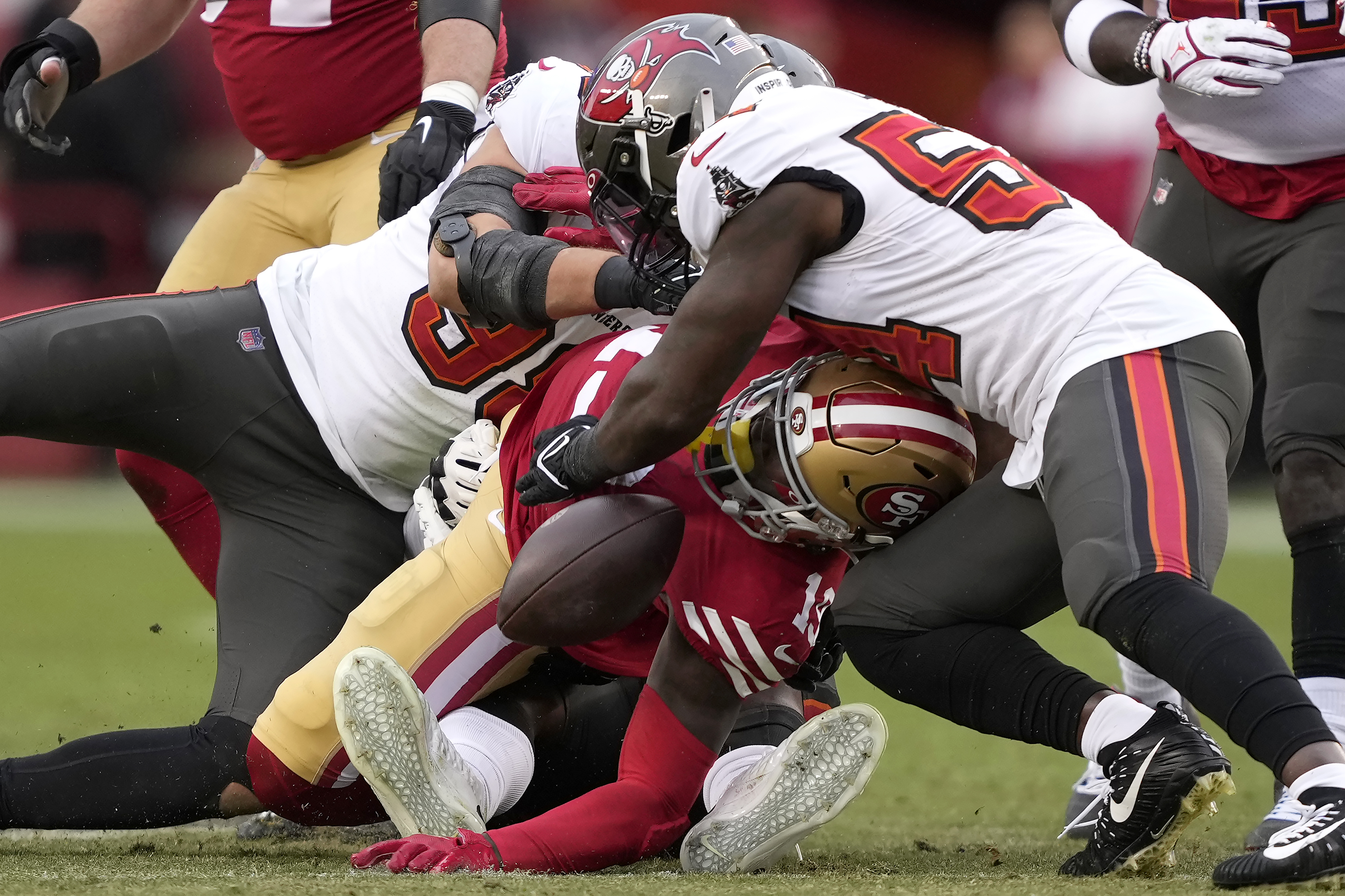 49ers' Deebo Samuel carted off the field with ankle injury