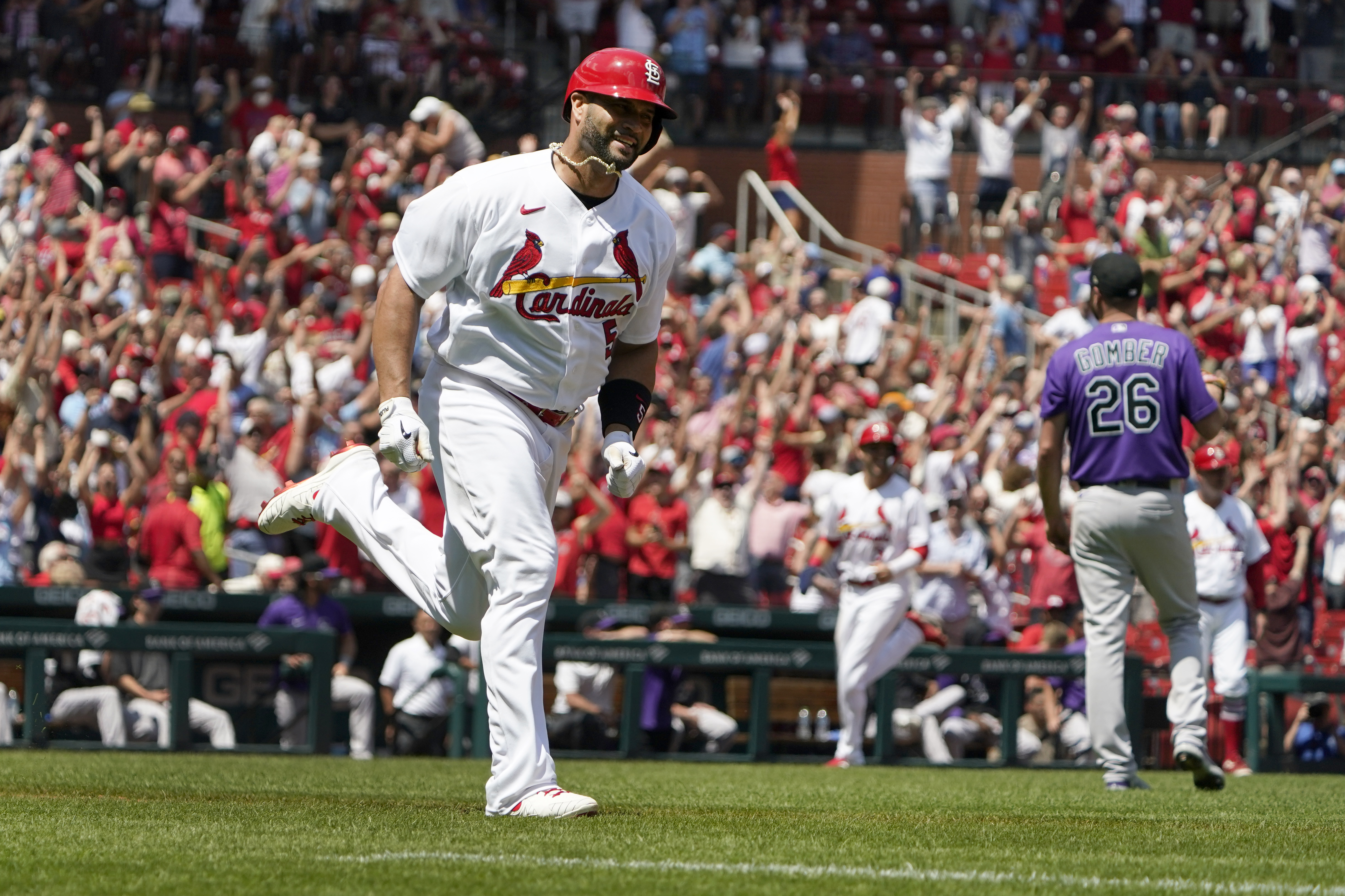 Video: Albert Pujols goes viral for awesome gesture to young Cardinals fan