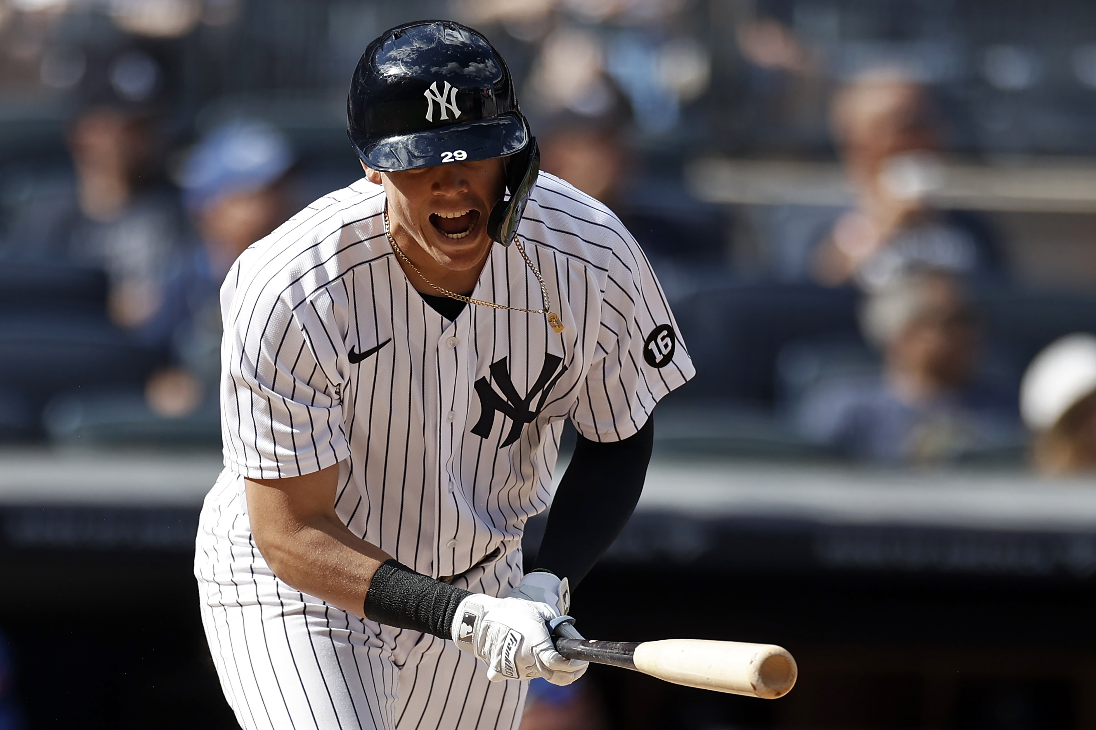 Gio Urshela makes an unbelievable play at third and Jake Lamb