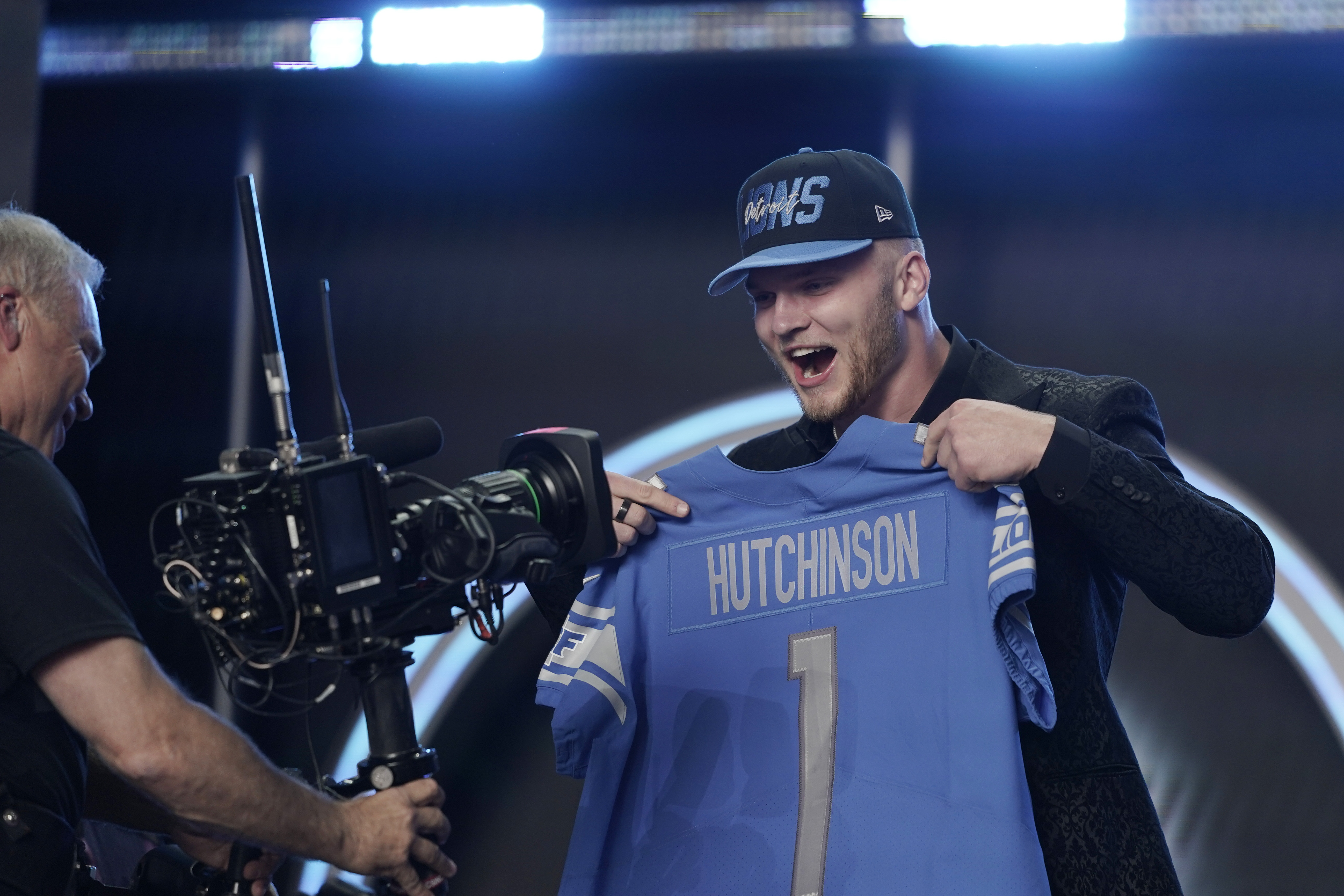 Meet Lions' second overall pick Aidan Hutchinson's mom, Melissa