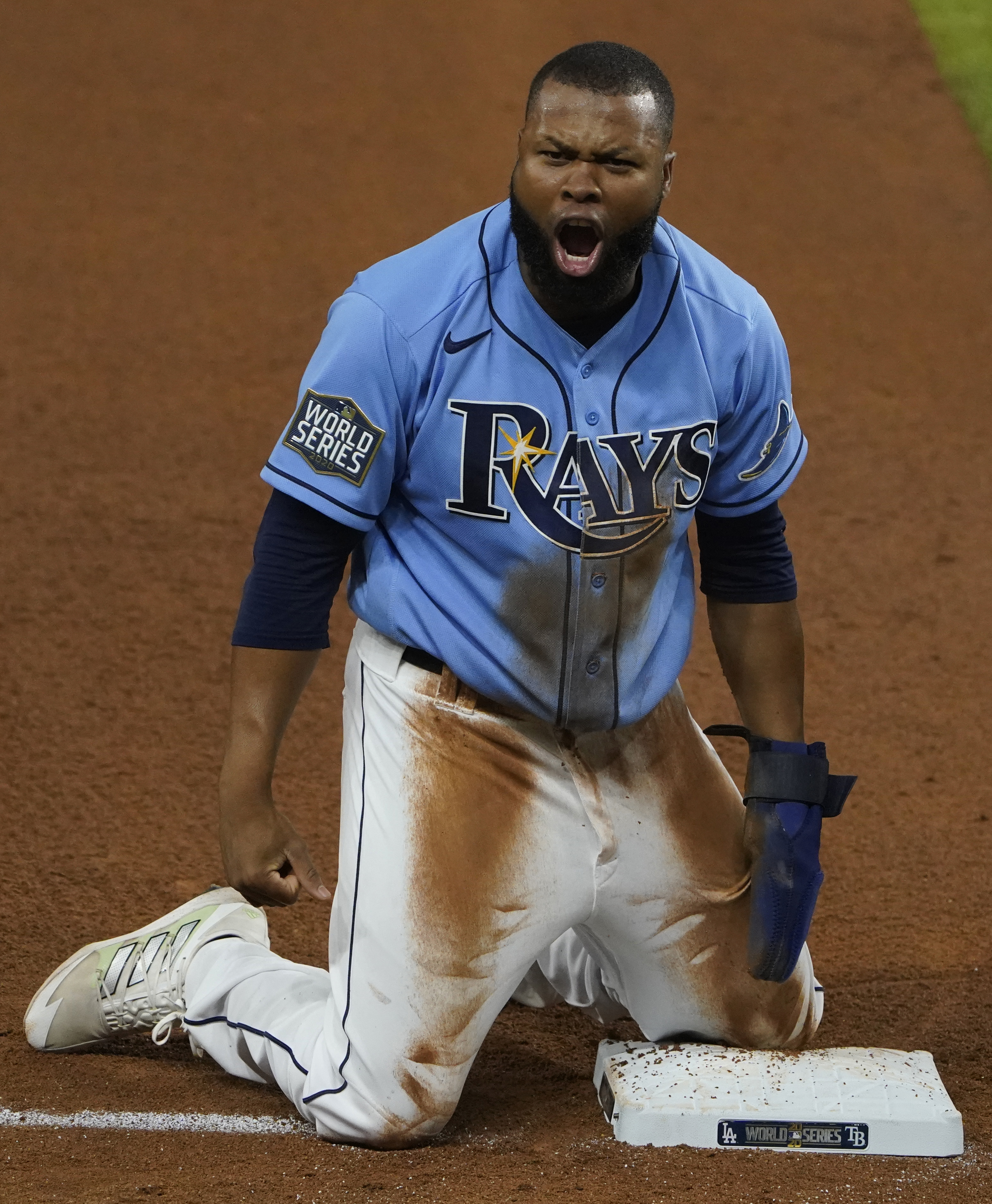 Rays' Kevin Kiermaier breaks hand attempting diving catch