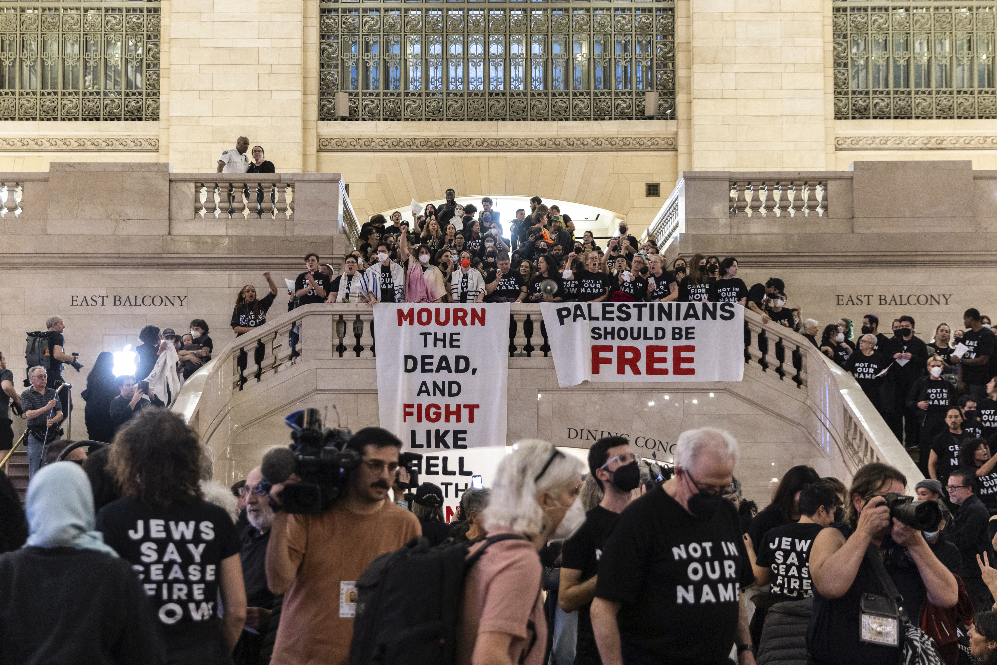 Protesters in NYC Fill Grand Central to Call for Cease-Fire in