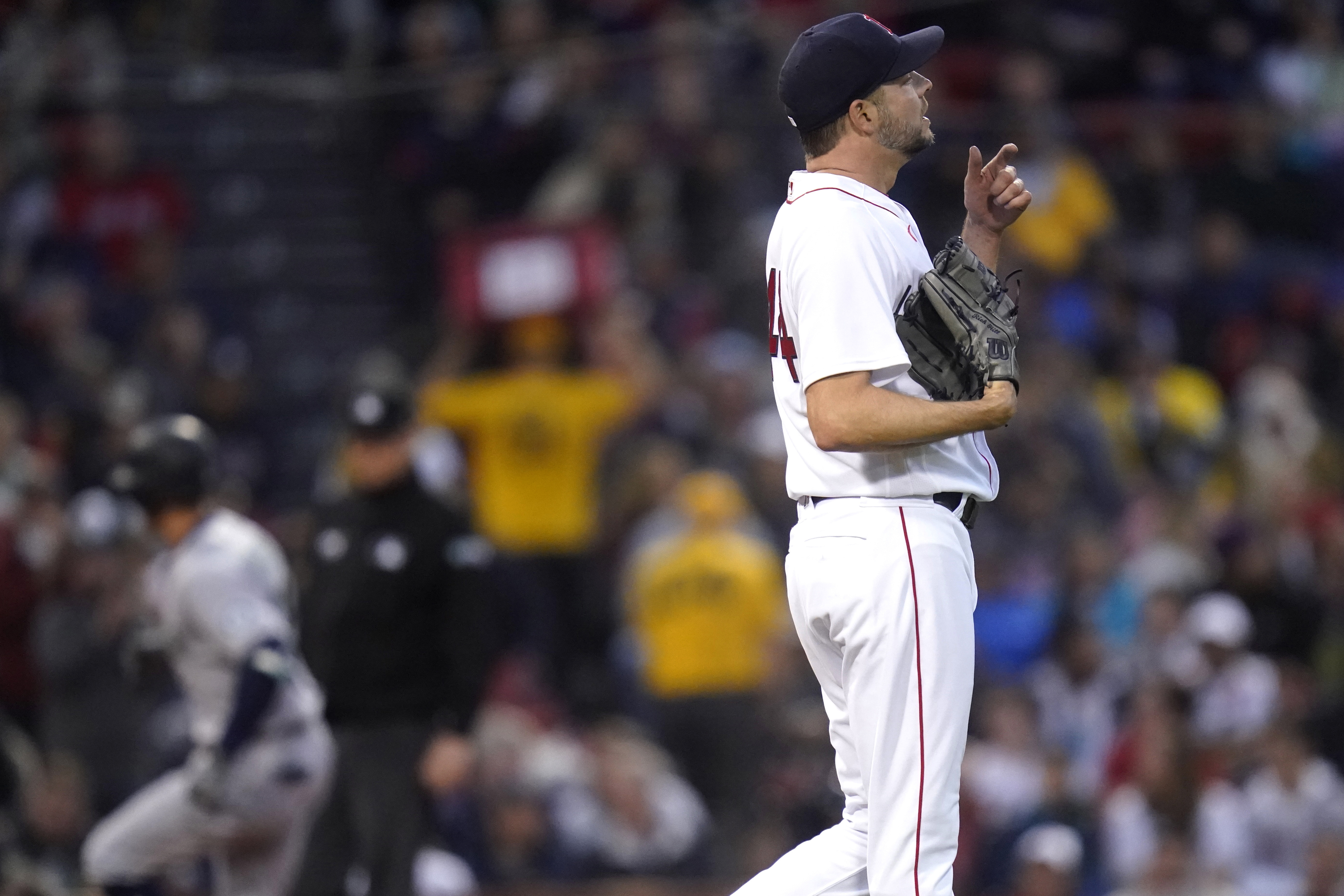 Mariners score seven runs on three hits to beat Red Sox in 10