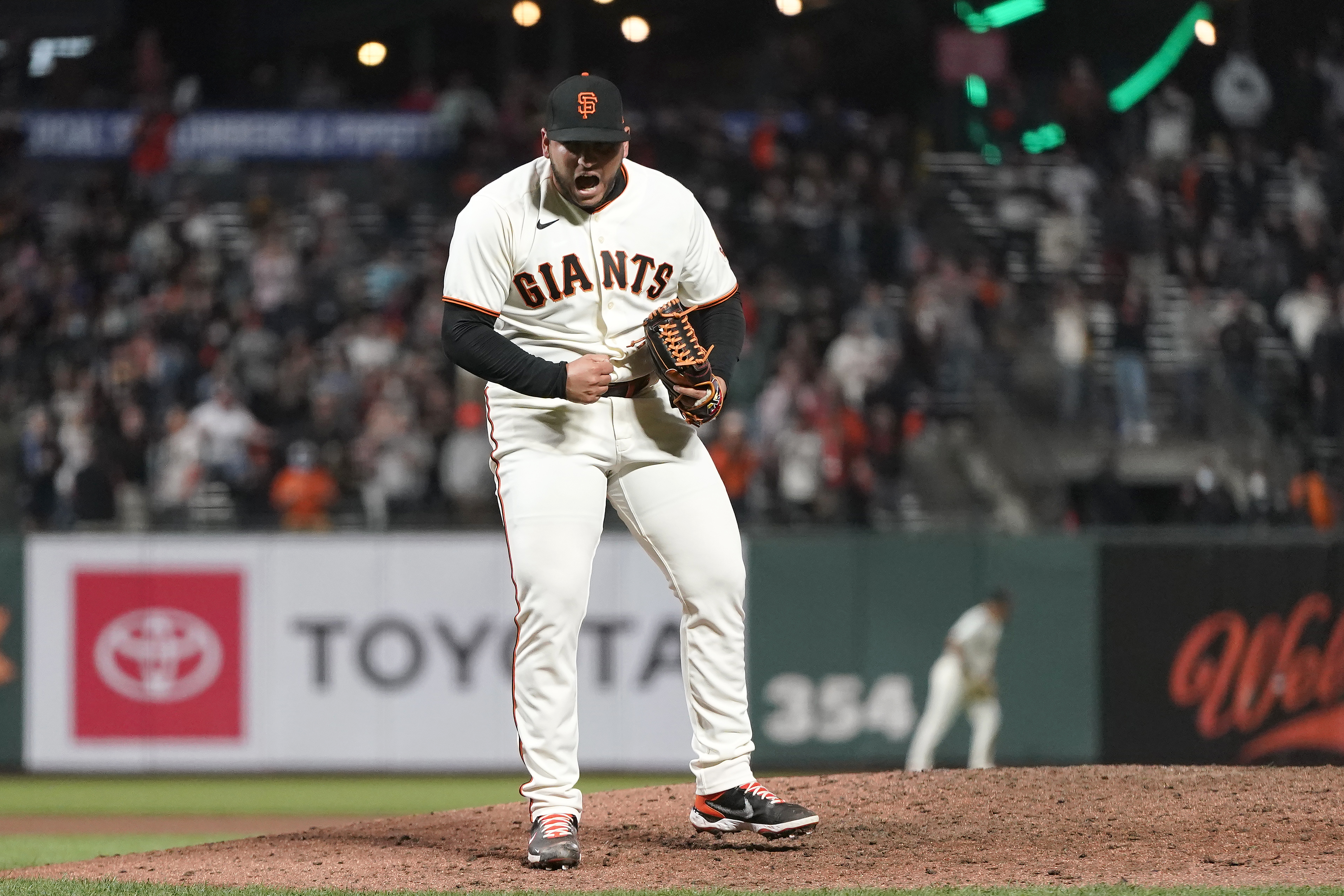 Giants clinch playoff spot, thump Padres 9-1 for 8th in row