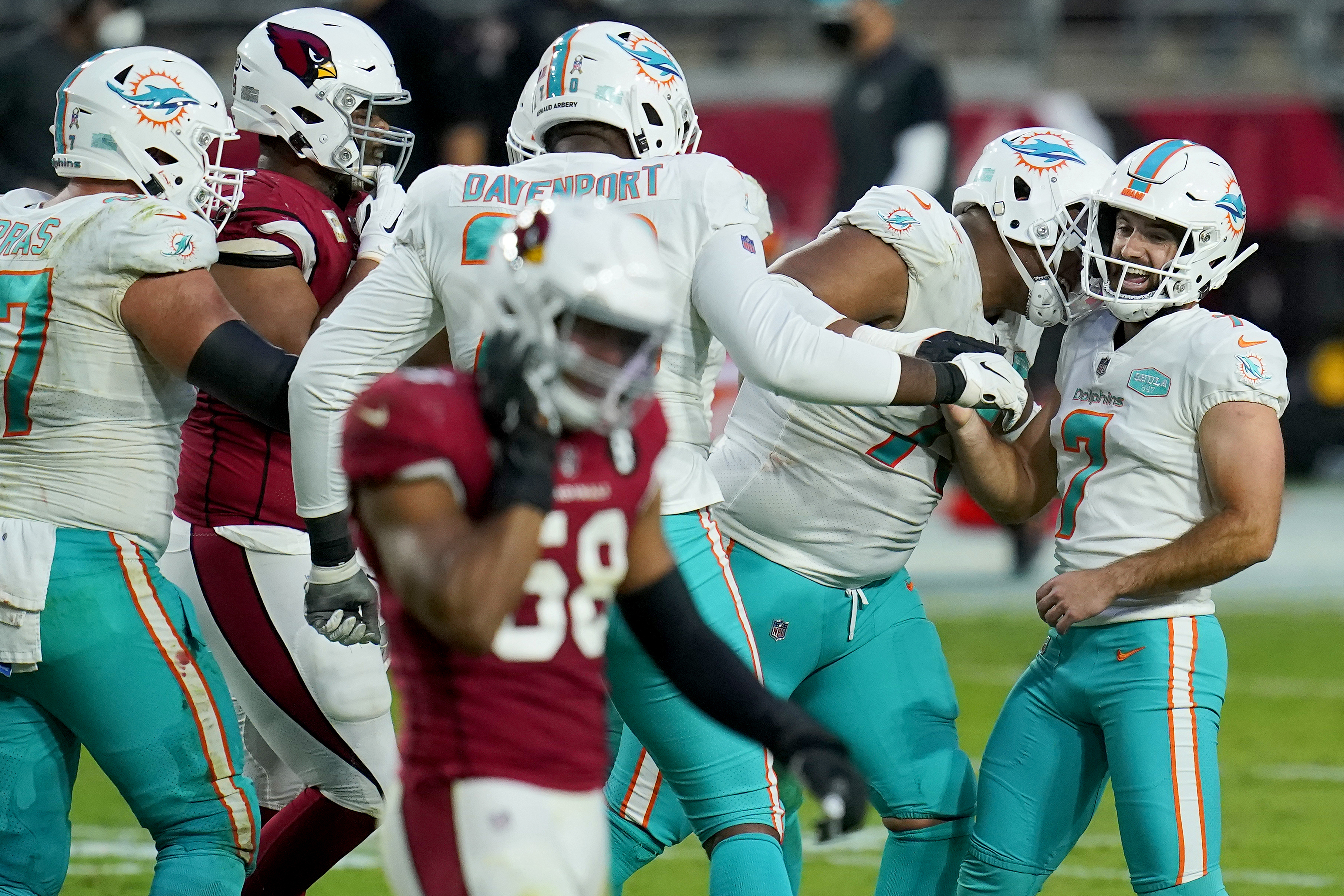 Tagovailoa, Dolphins rally for 34-31 win over Cardinals