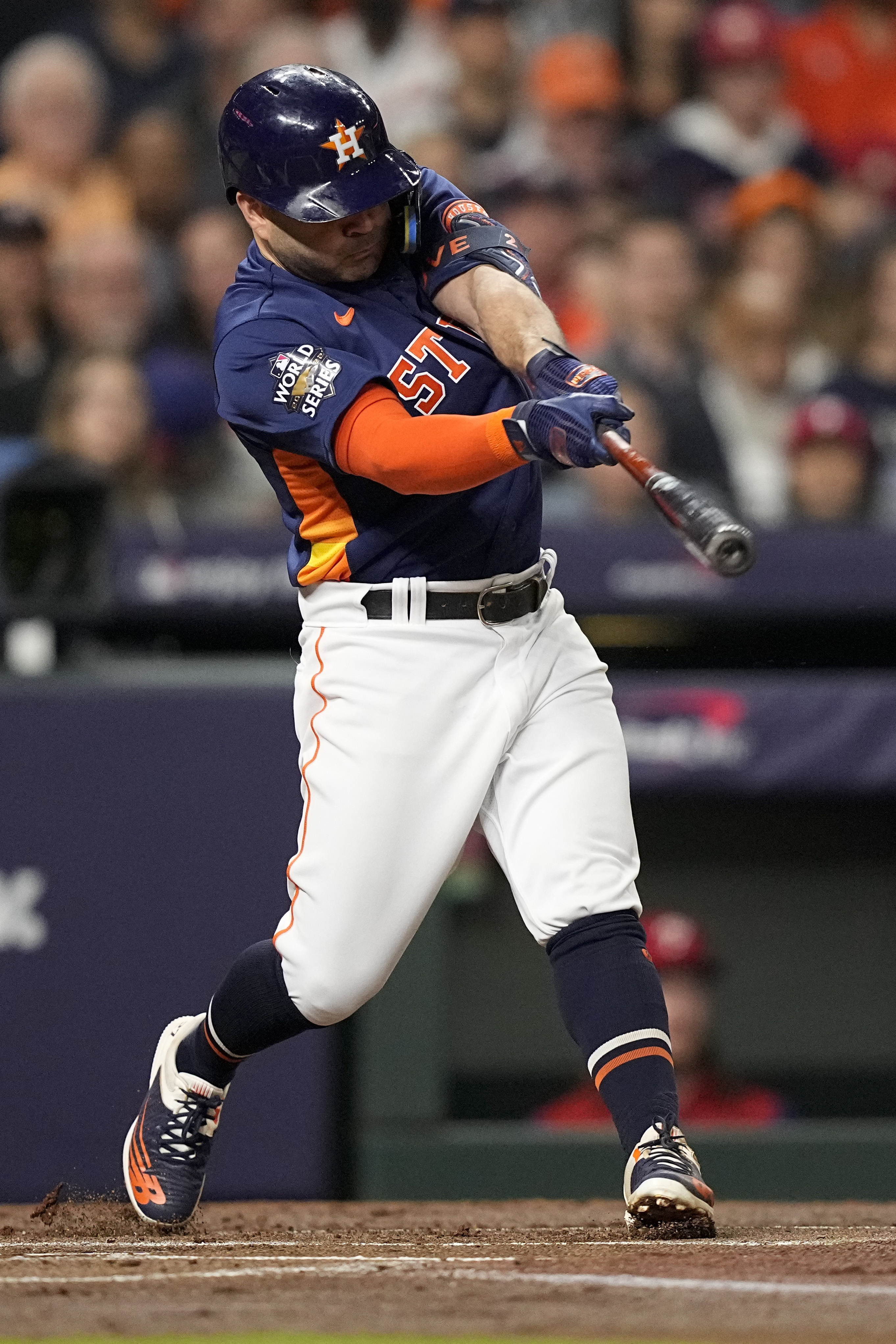 Altuve​​​​​​​, Javier lead Astros past Rangers in Game 3 to cut