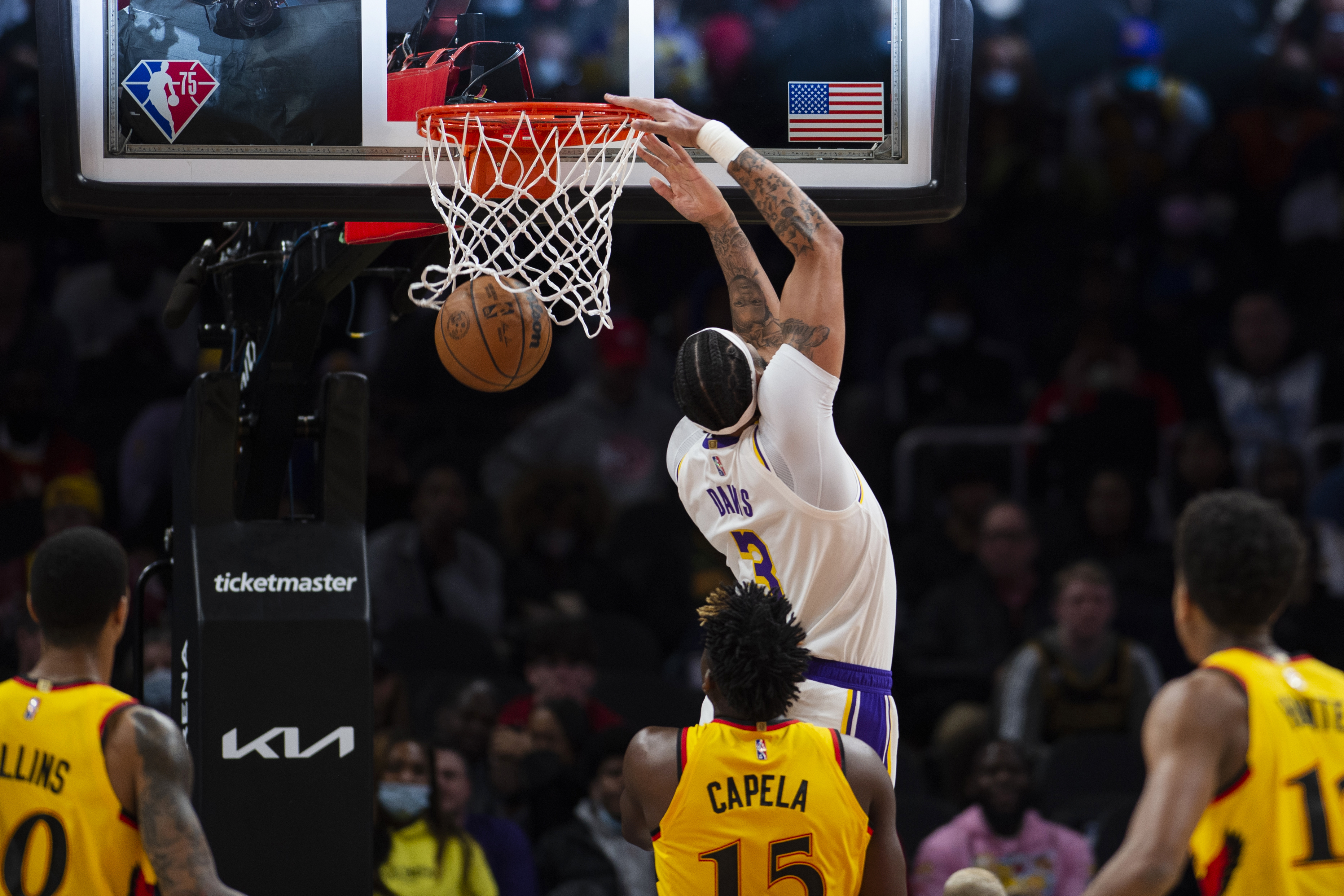 Young's 36 points help streaking Hawks drop Lakers