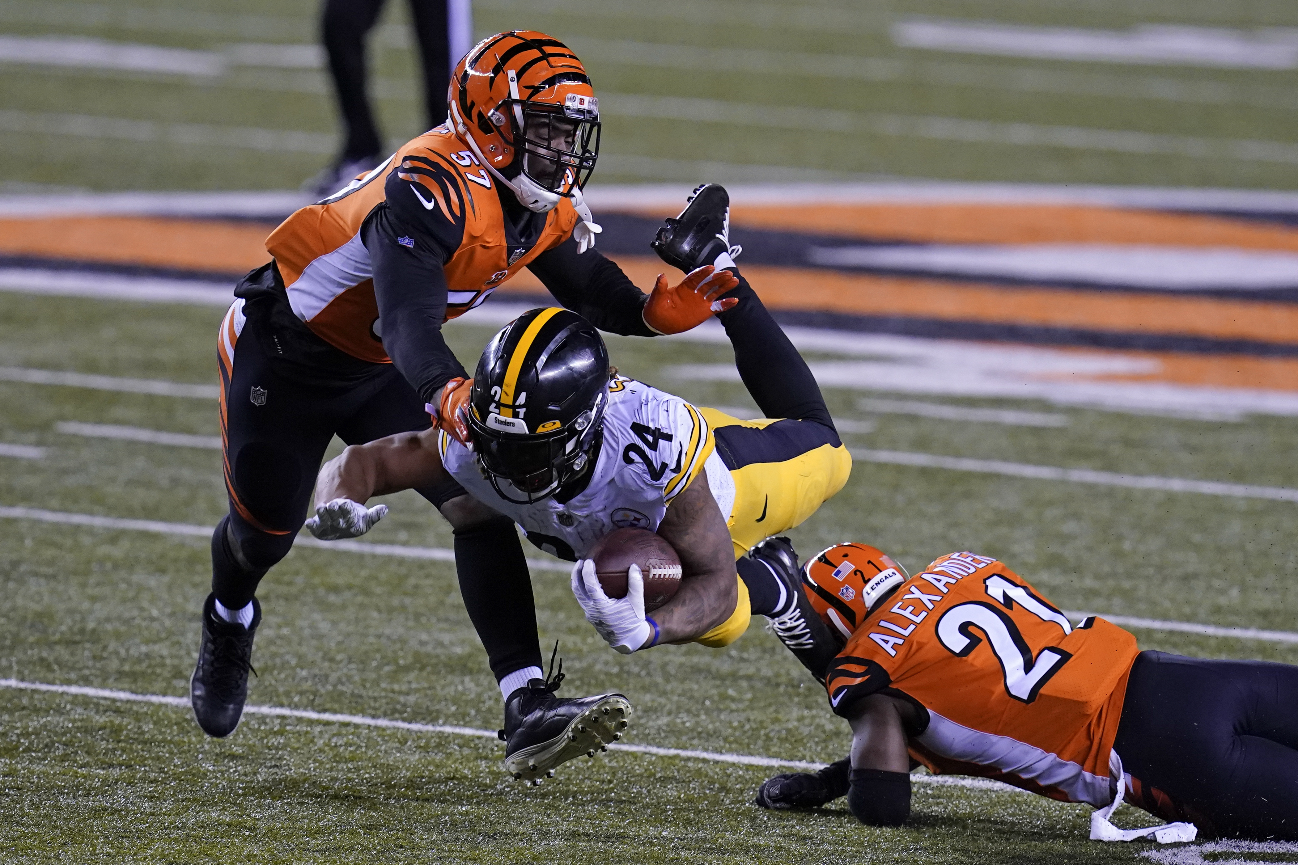 Bengals ride big first half to shocking win over Steelers